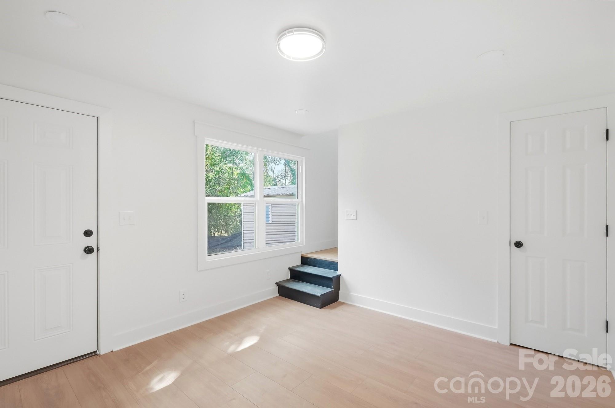 211 Spratt Street Property Photo 33