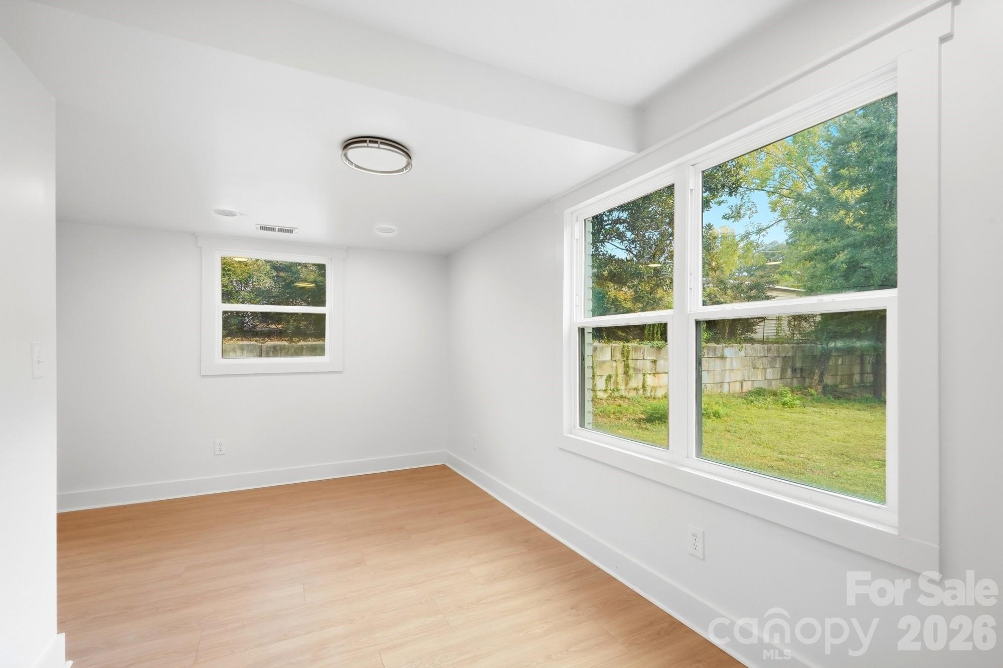 211 Spratt Street Property Photo 34
