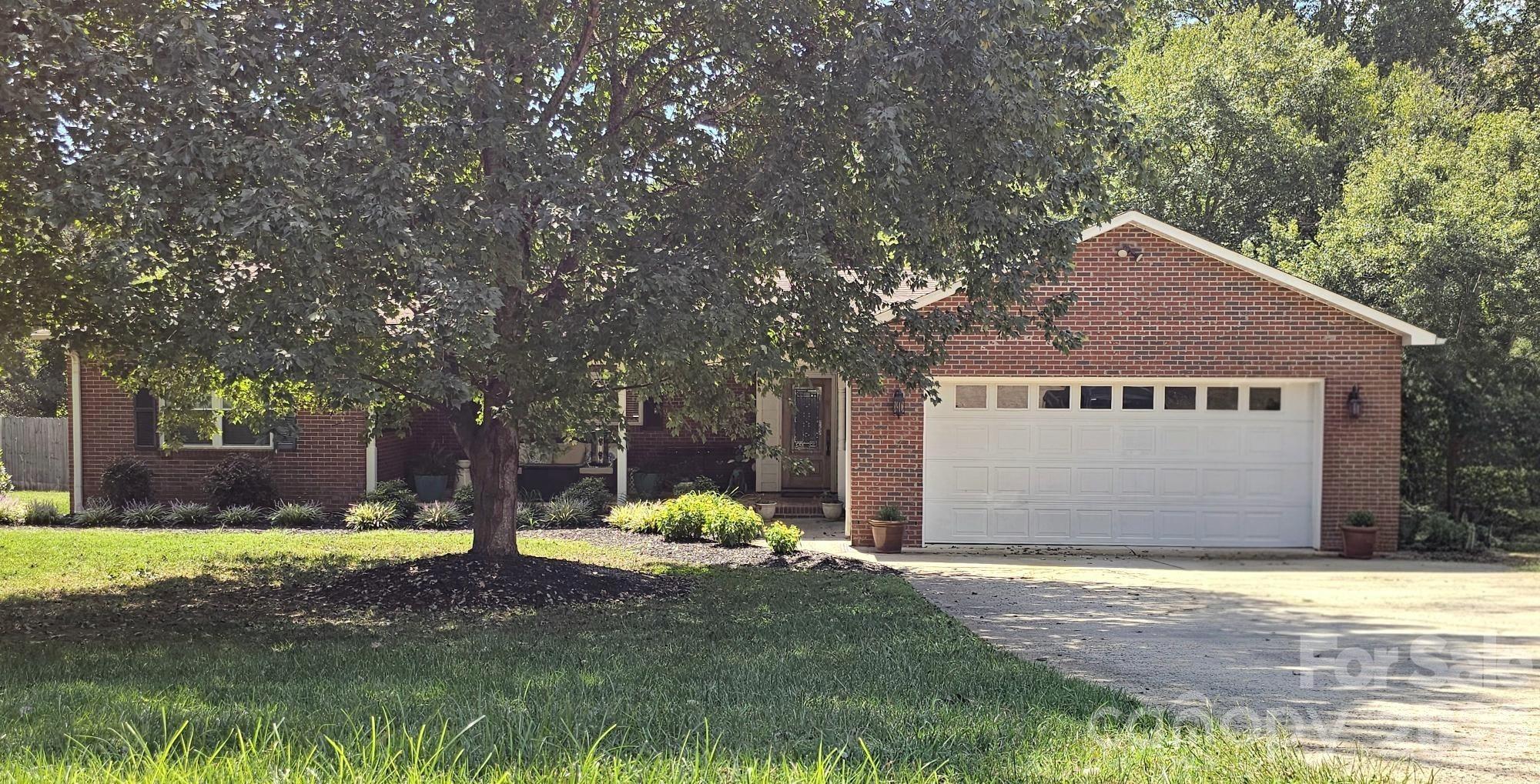 827 Ferndale Drive Property Photo 1