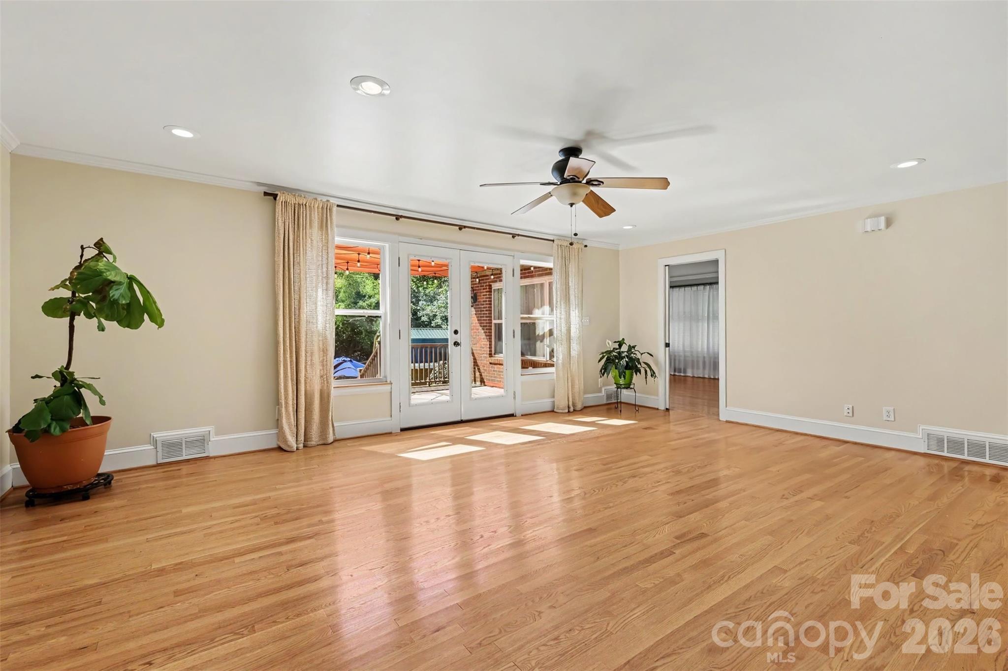 827 Ferndale Drive Property Photo 18