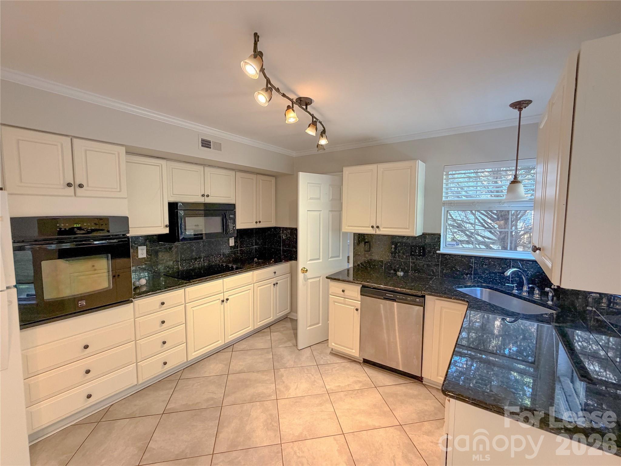 6803 Flat Creek Drive Property Photo 6