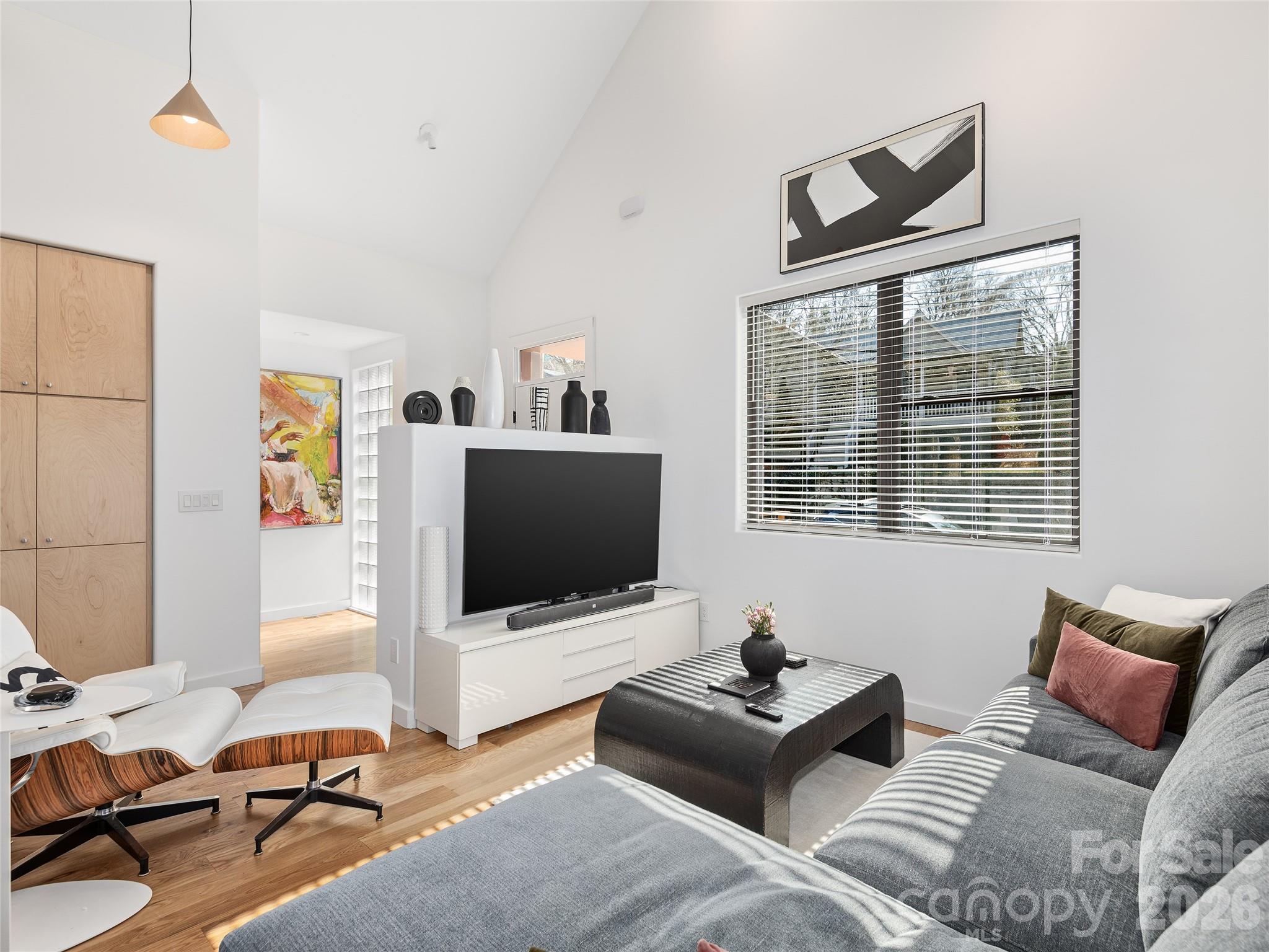 435 W Haywood Street Property Photo 6