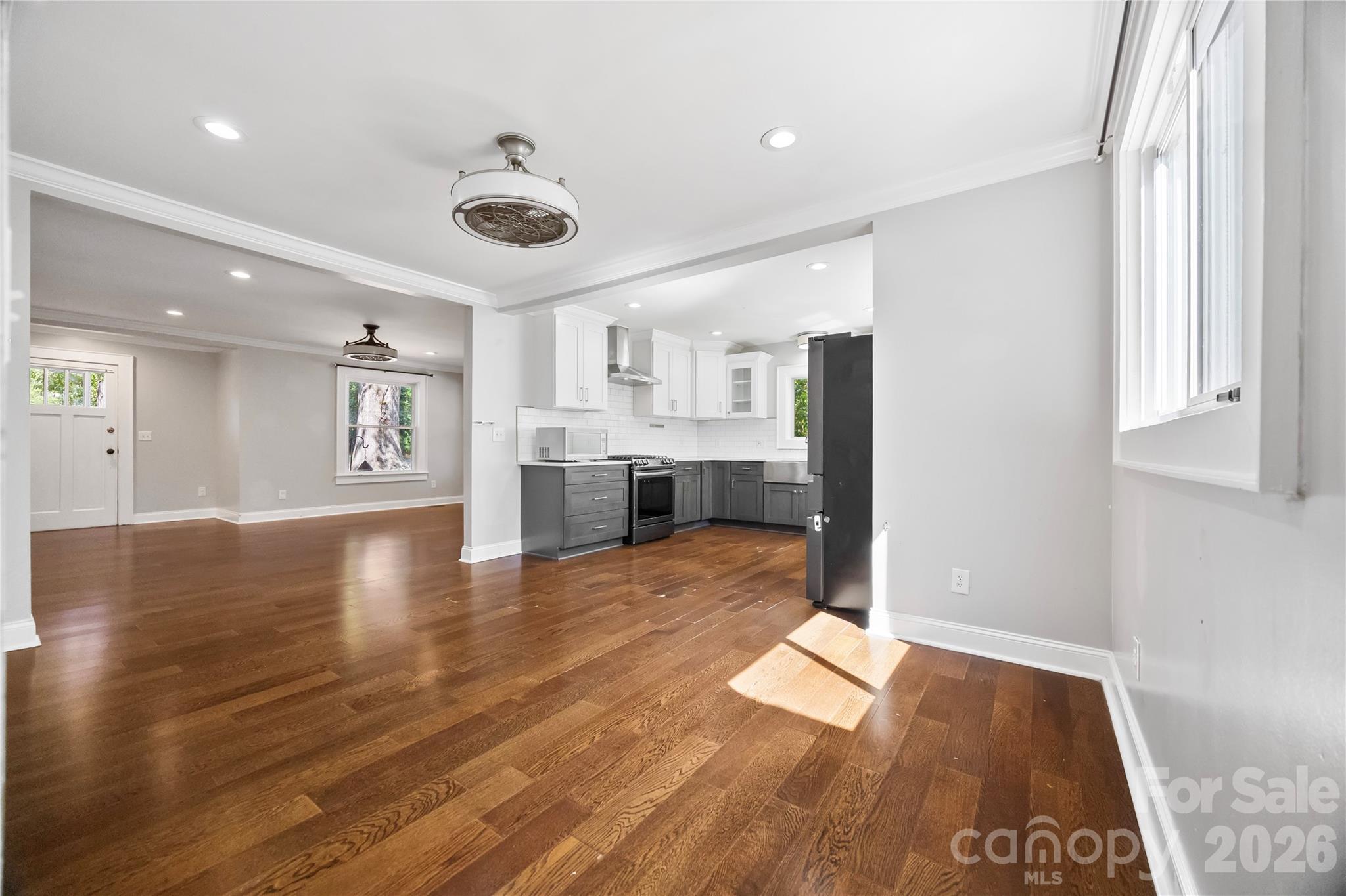309 S Main Avenue Property Photo 6