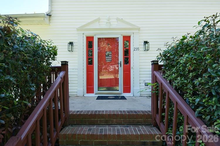 235 Crystal Circle Property Photo 3