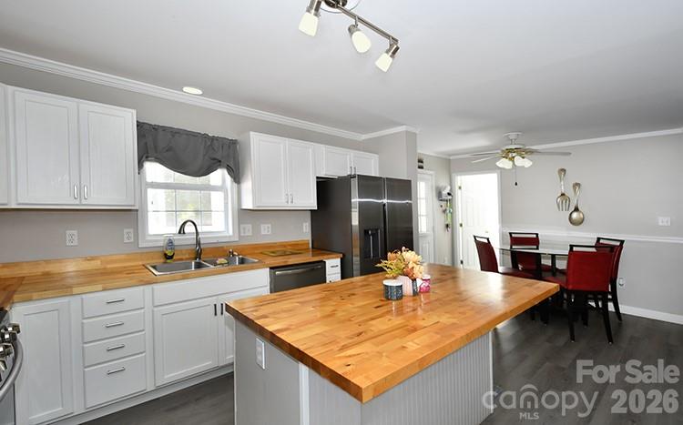 235 Crystal Circle Property Photo 5