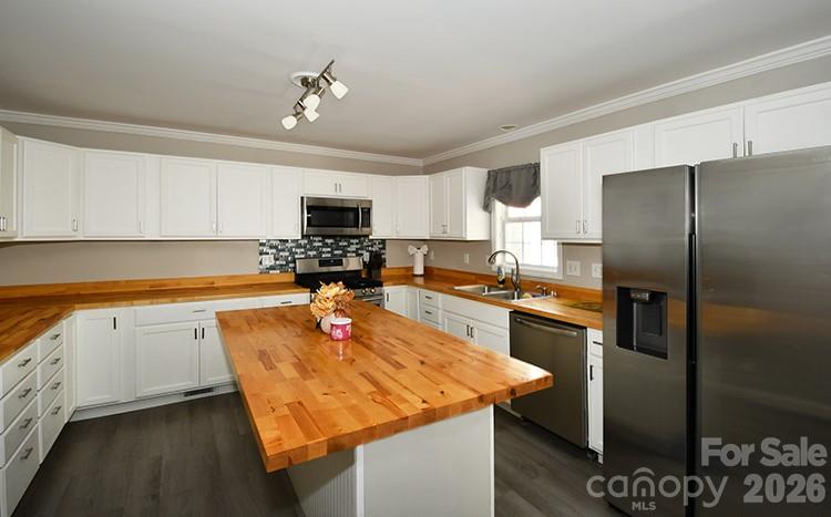235 Crystal Circle Property Photo 6