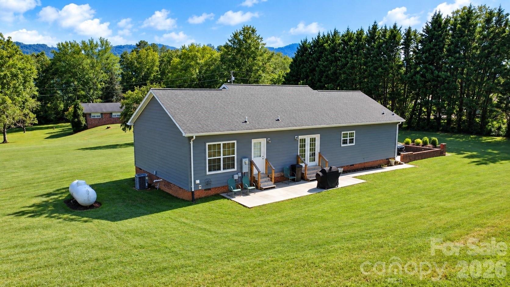 1046 Edgemont Terrace Property Photo 3