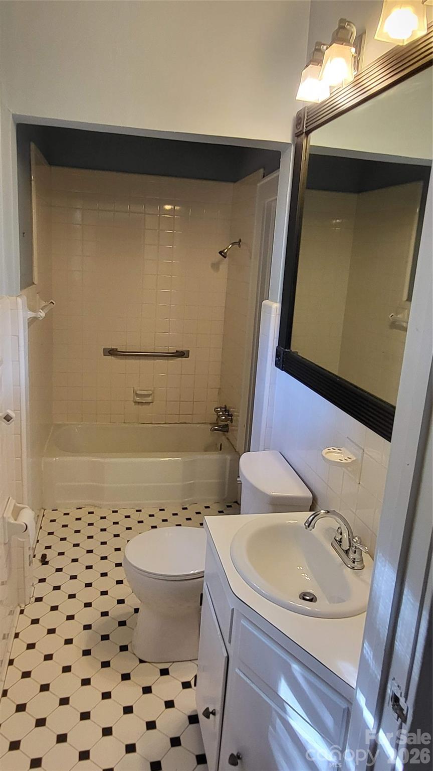 504 Chesterfield Avenue Property Photo 9