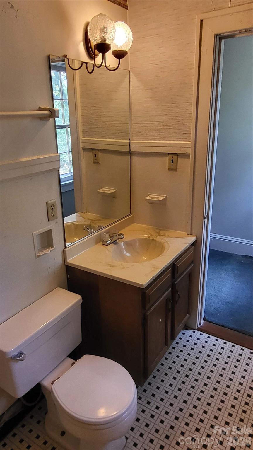 504 Chesterfield Avenue Property Photo 17
