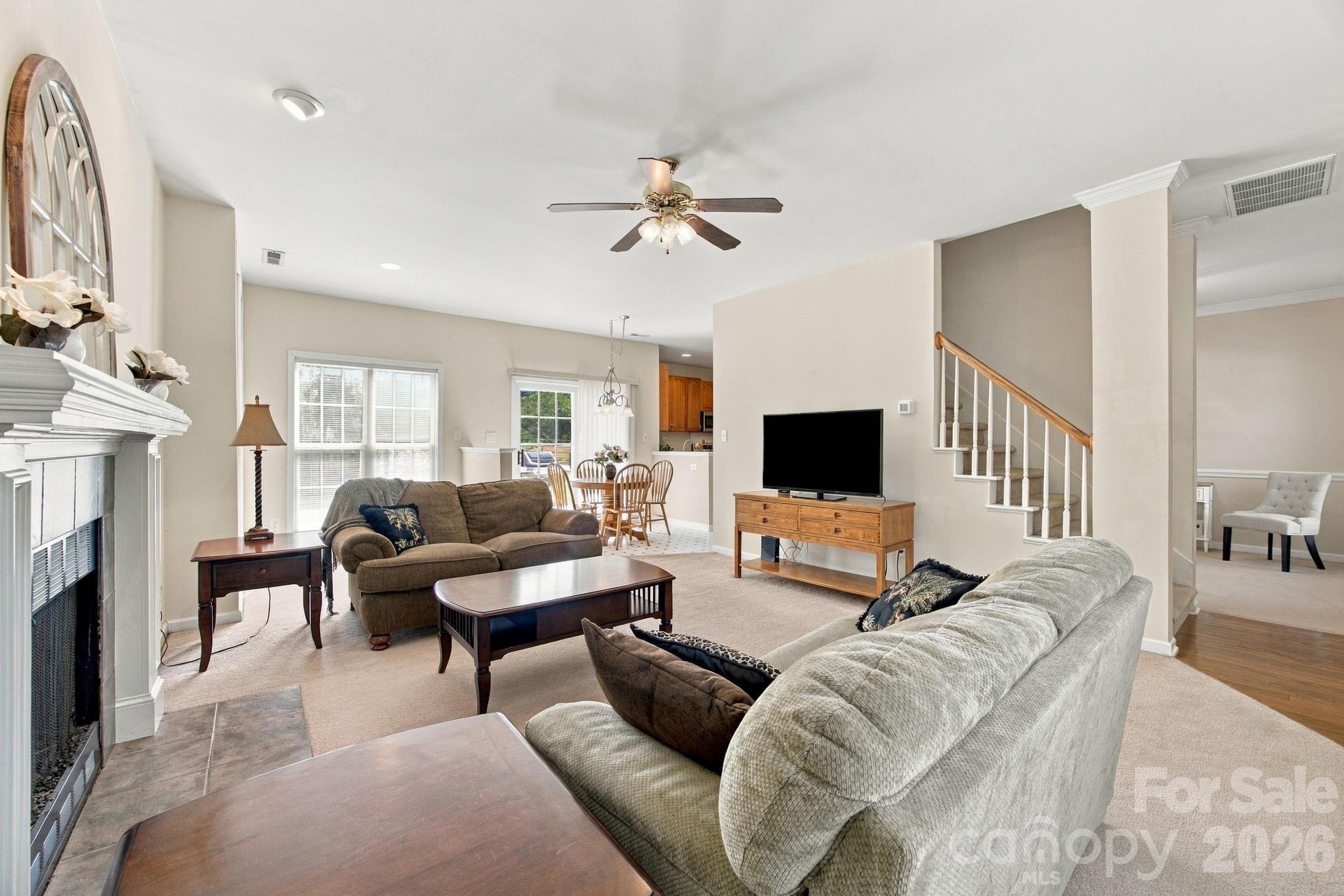 2807 Edgebrook Circle Property Photo 2