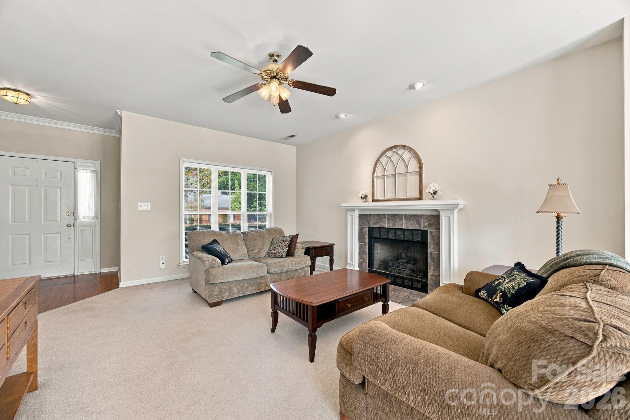 2807 Edgebrook Circle Property Photo 4