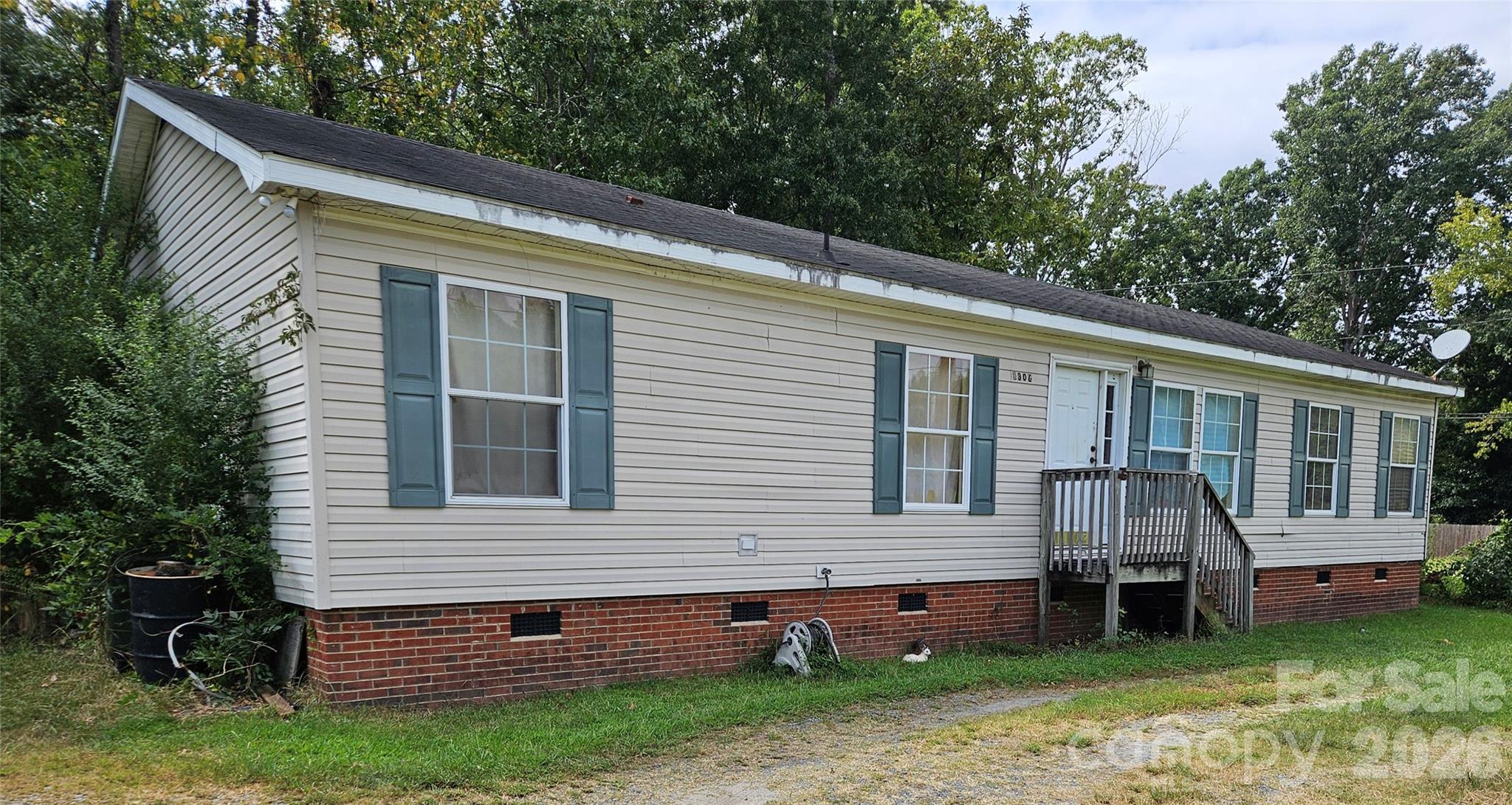 2306 E John Street Property Photo 1