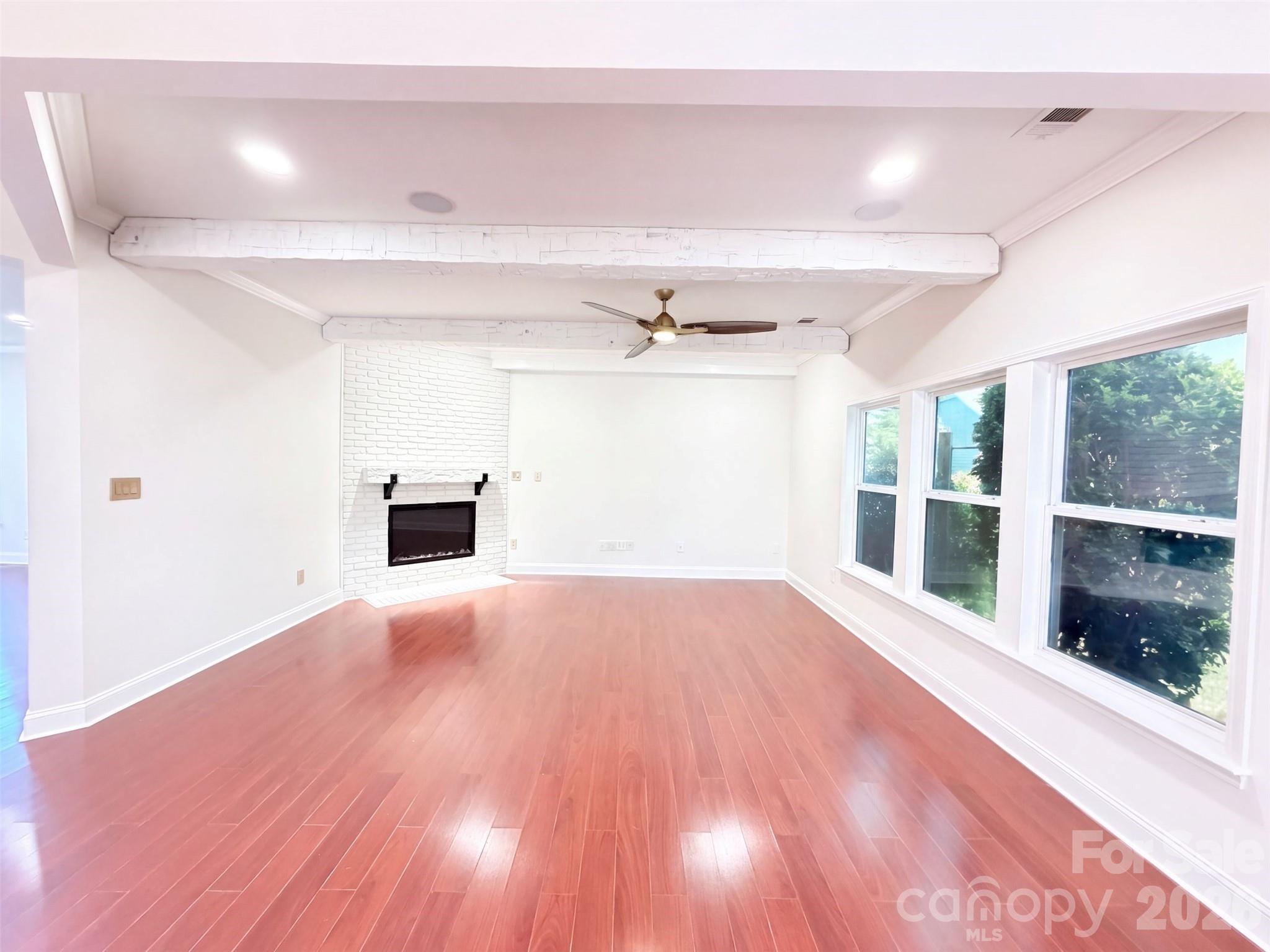 14903 Superior Street Property Photo 8