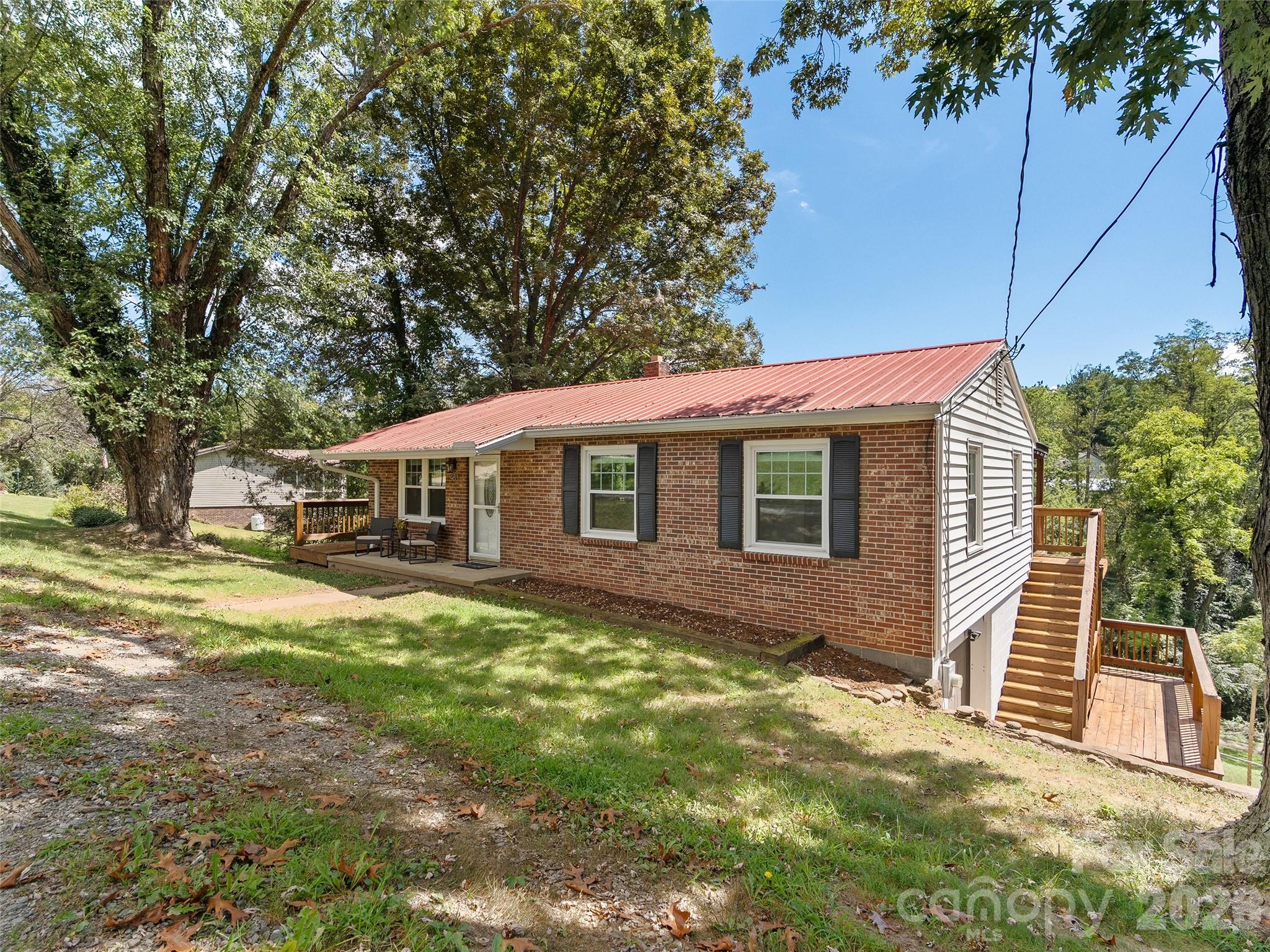 483 Thompson Street Property Photo 2