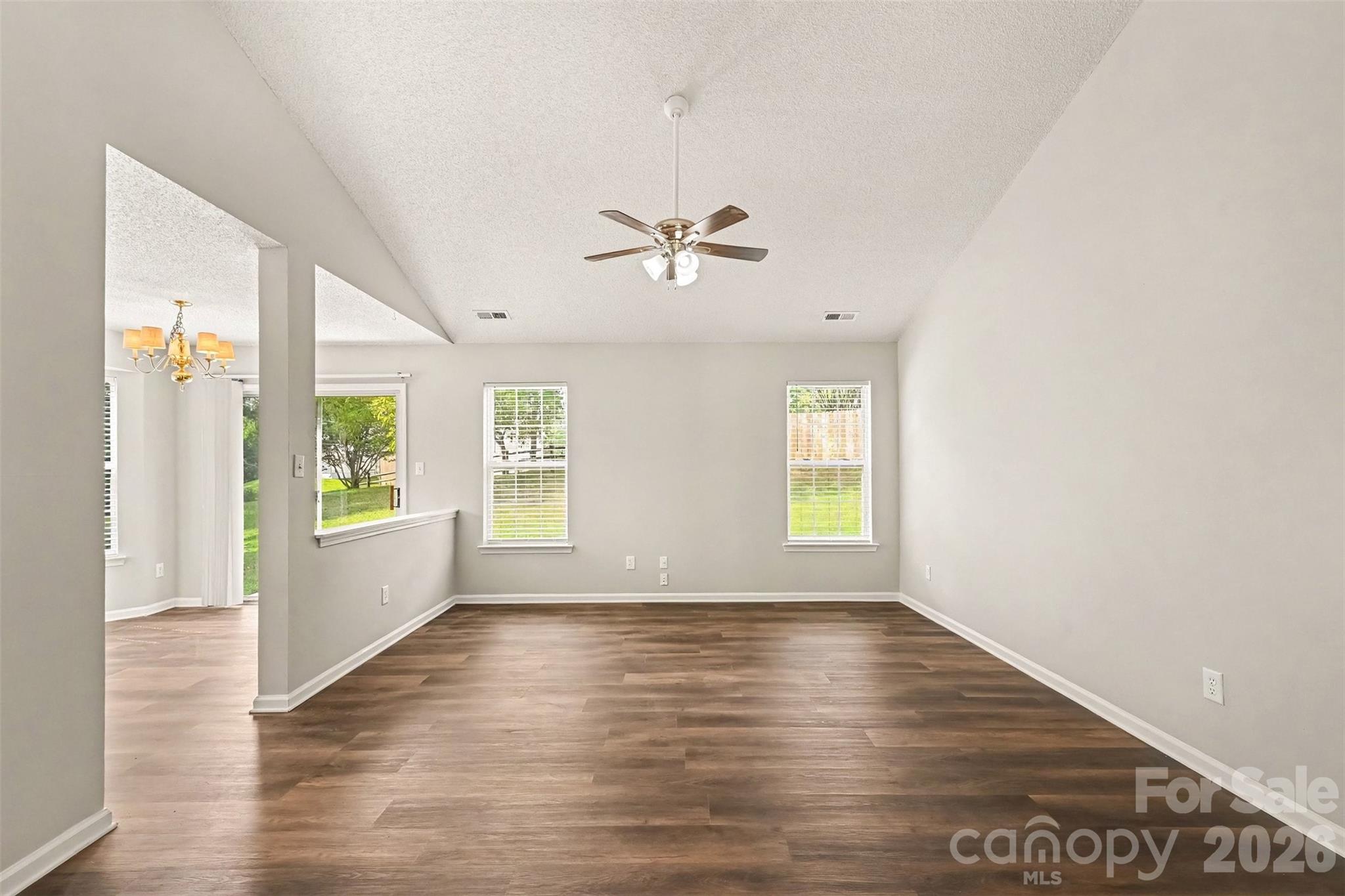 104 S Willow Court Property Photo 4