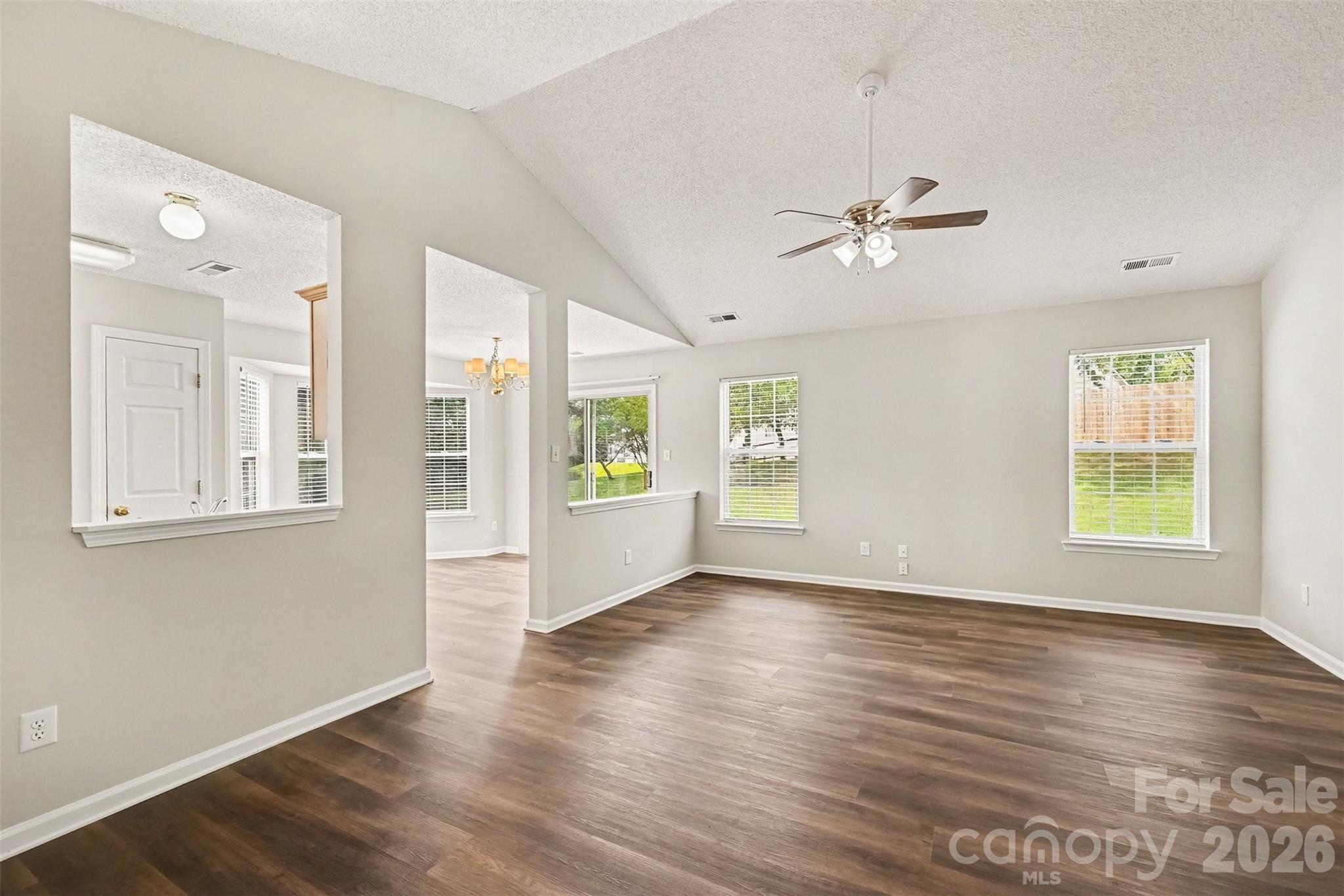 104 S Willow Court Property Photo 5