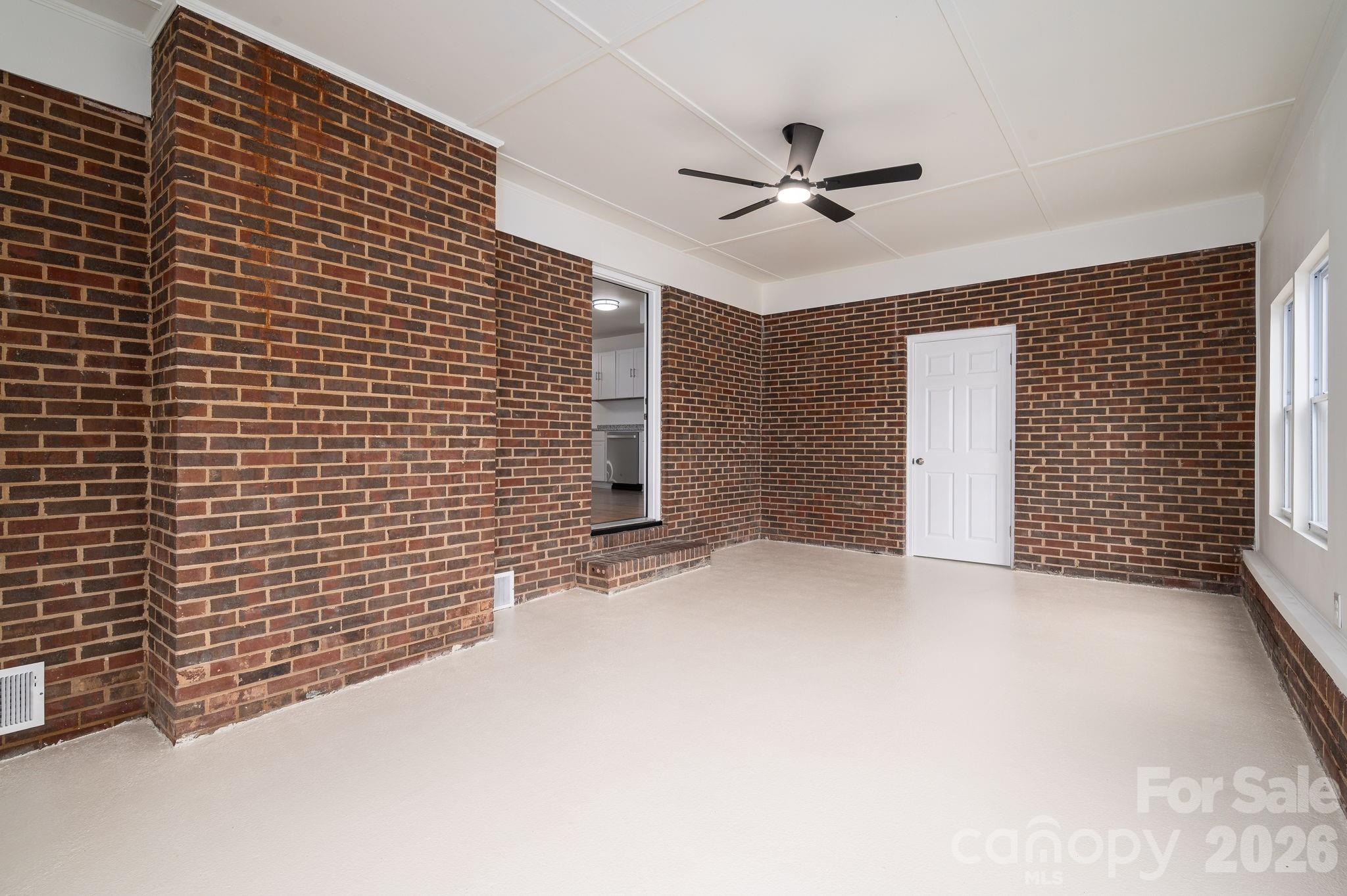 1081 Redleaf Trail Property Photo 4