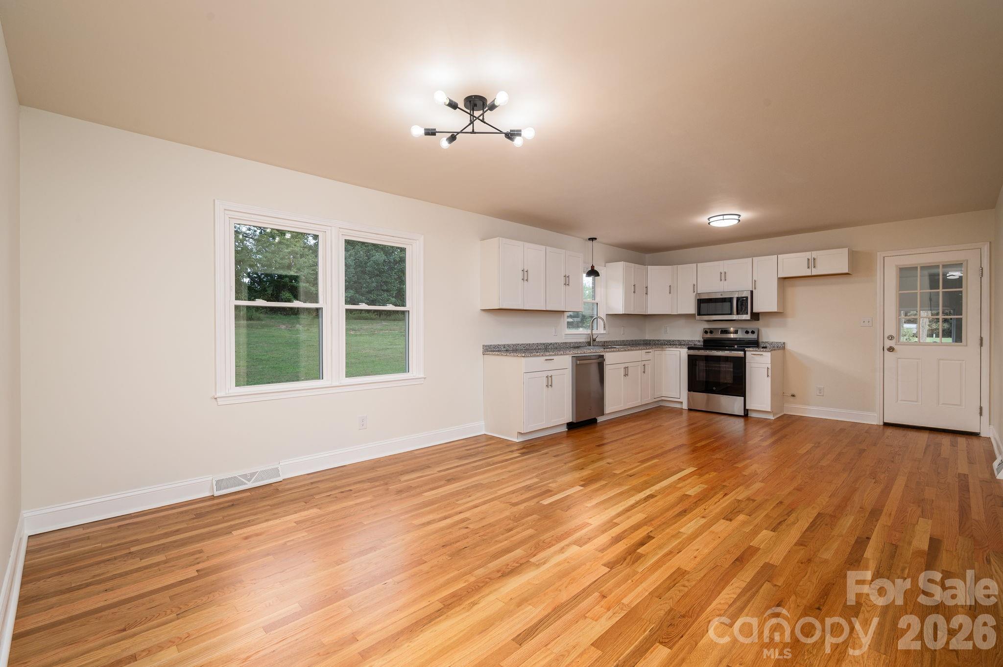 1081 Redleaf Trail Property Photo 10