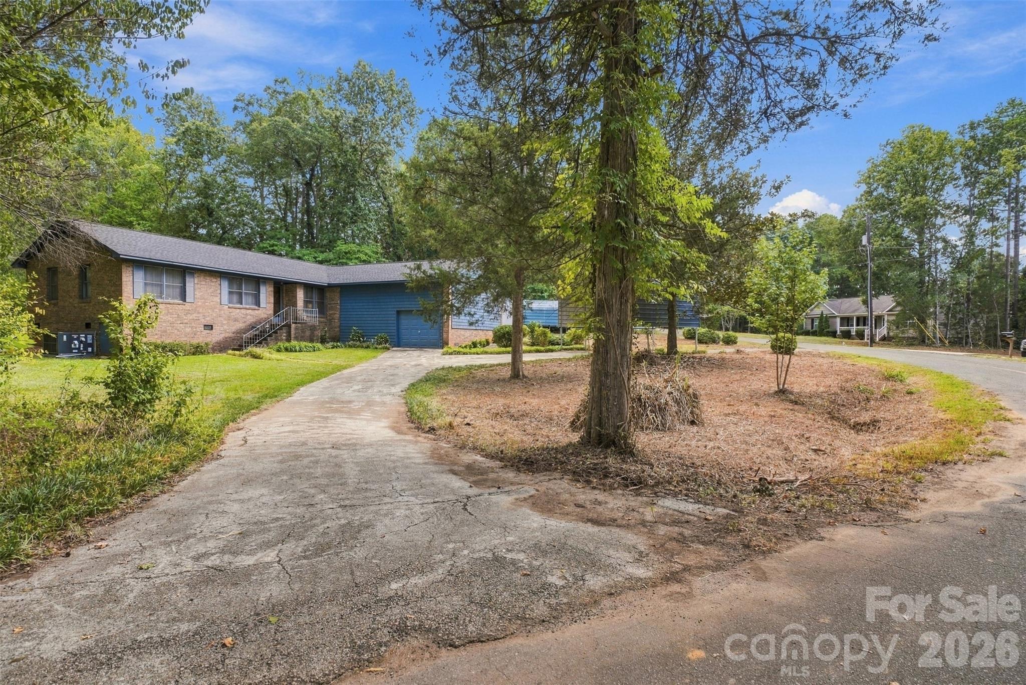 5559 Hillsdale Street Property Photo 1
