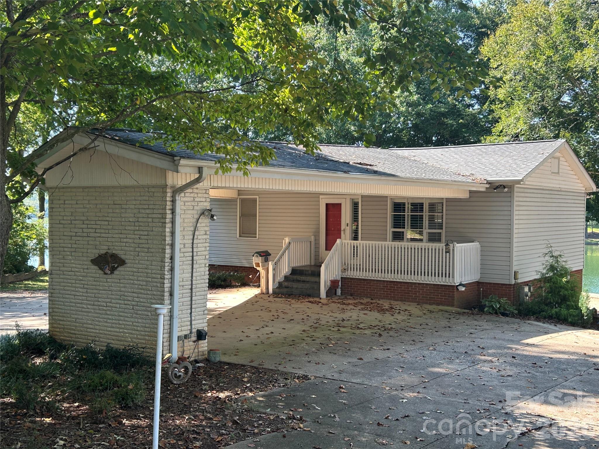 2214 Holly Lane Property Photo 1