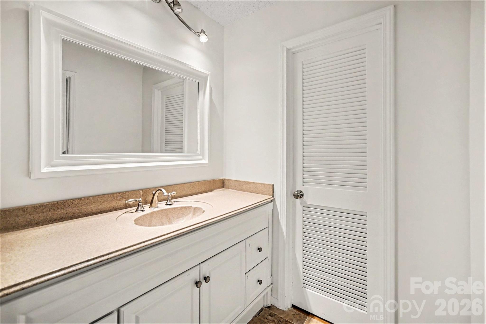 6612 Point Comfort Lane Property Photo 23