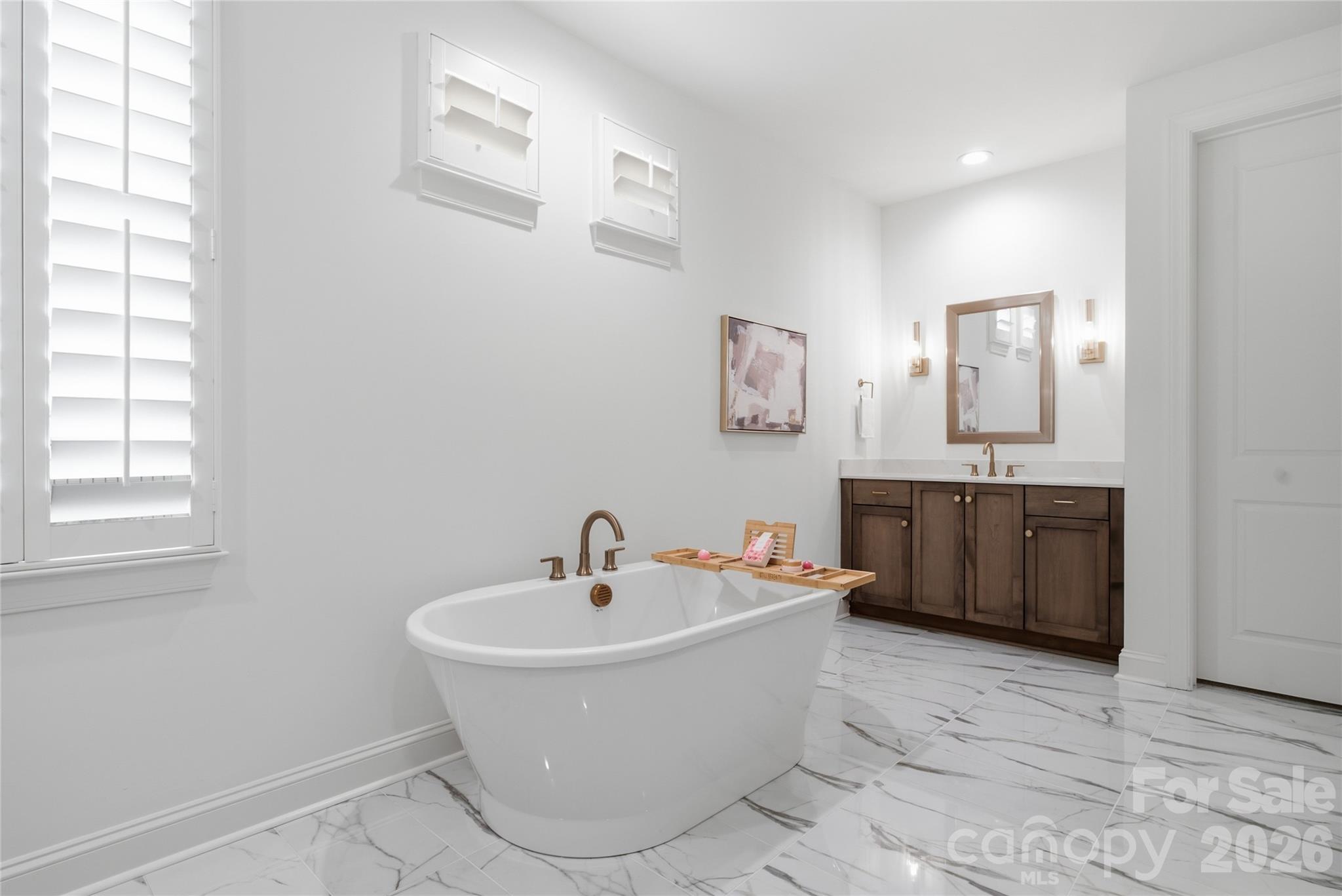 6068 Holden Court Property Photo 8