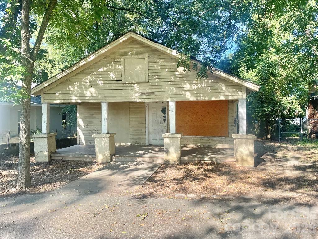 709 Douglas Street Property Photo 1