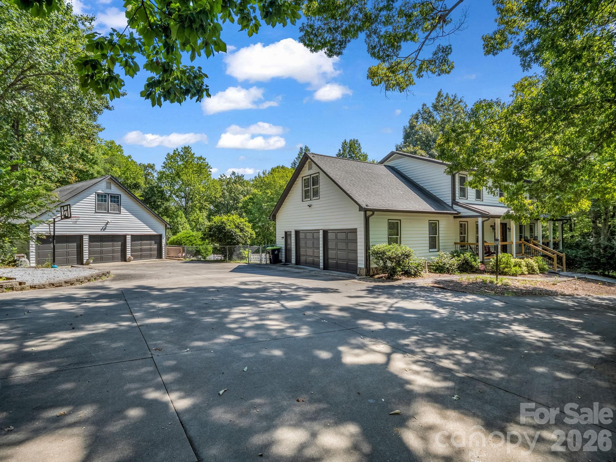 215 Hillcrest Drive Property Photo 2
