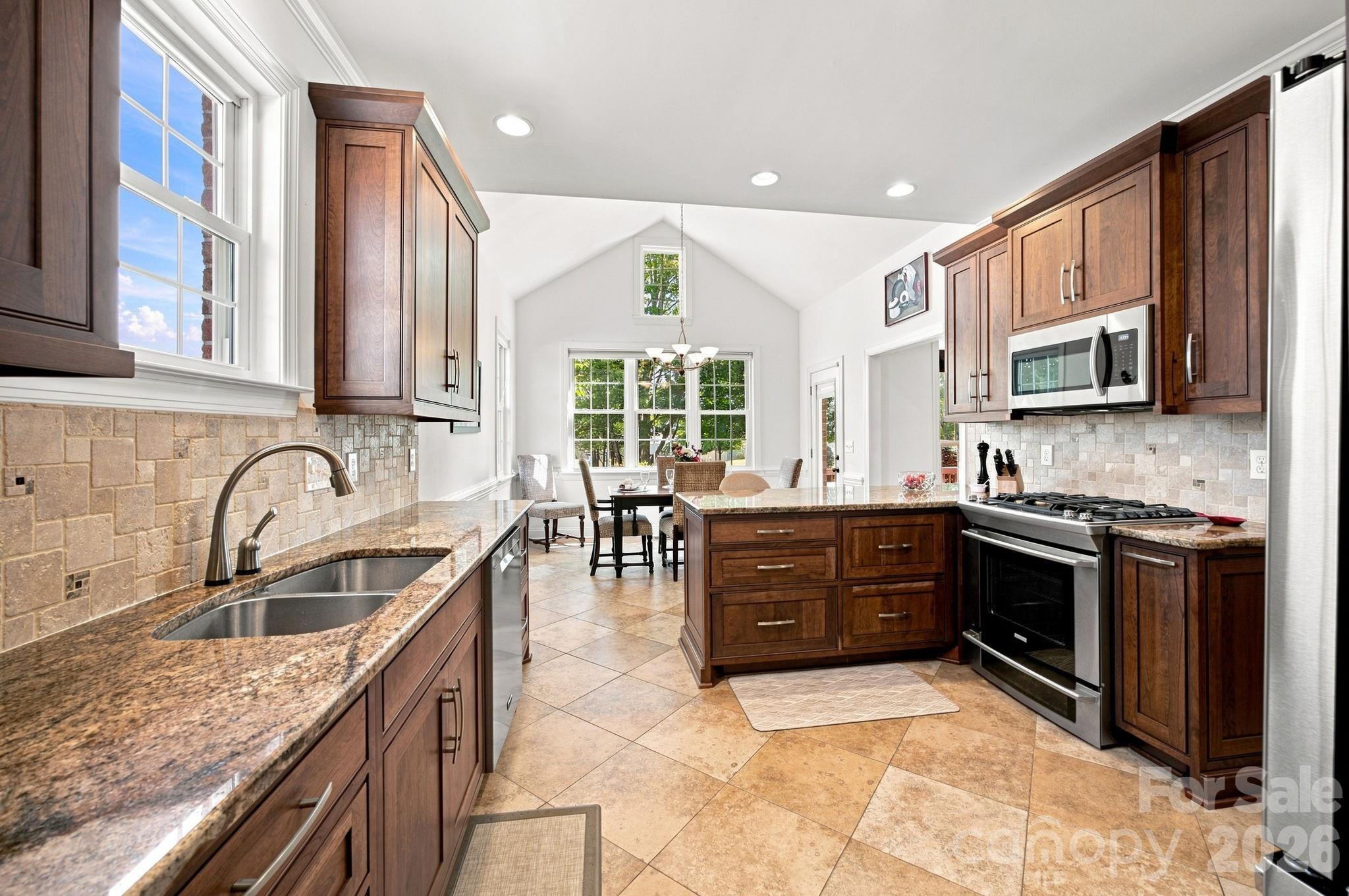 137 Fox Den Circle Property Photo 5