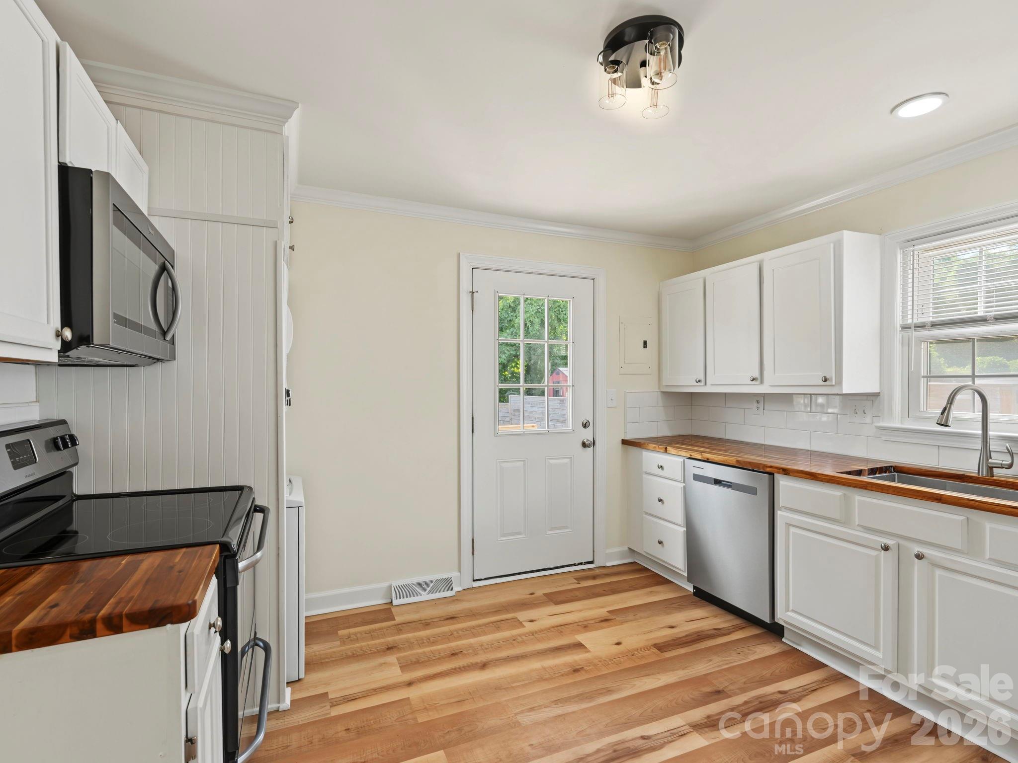 316 E 19th Street Property Photo 4