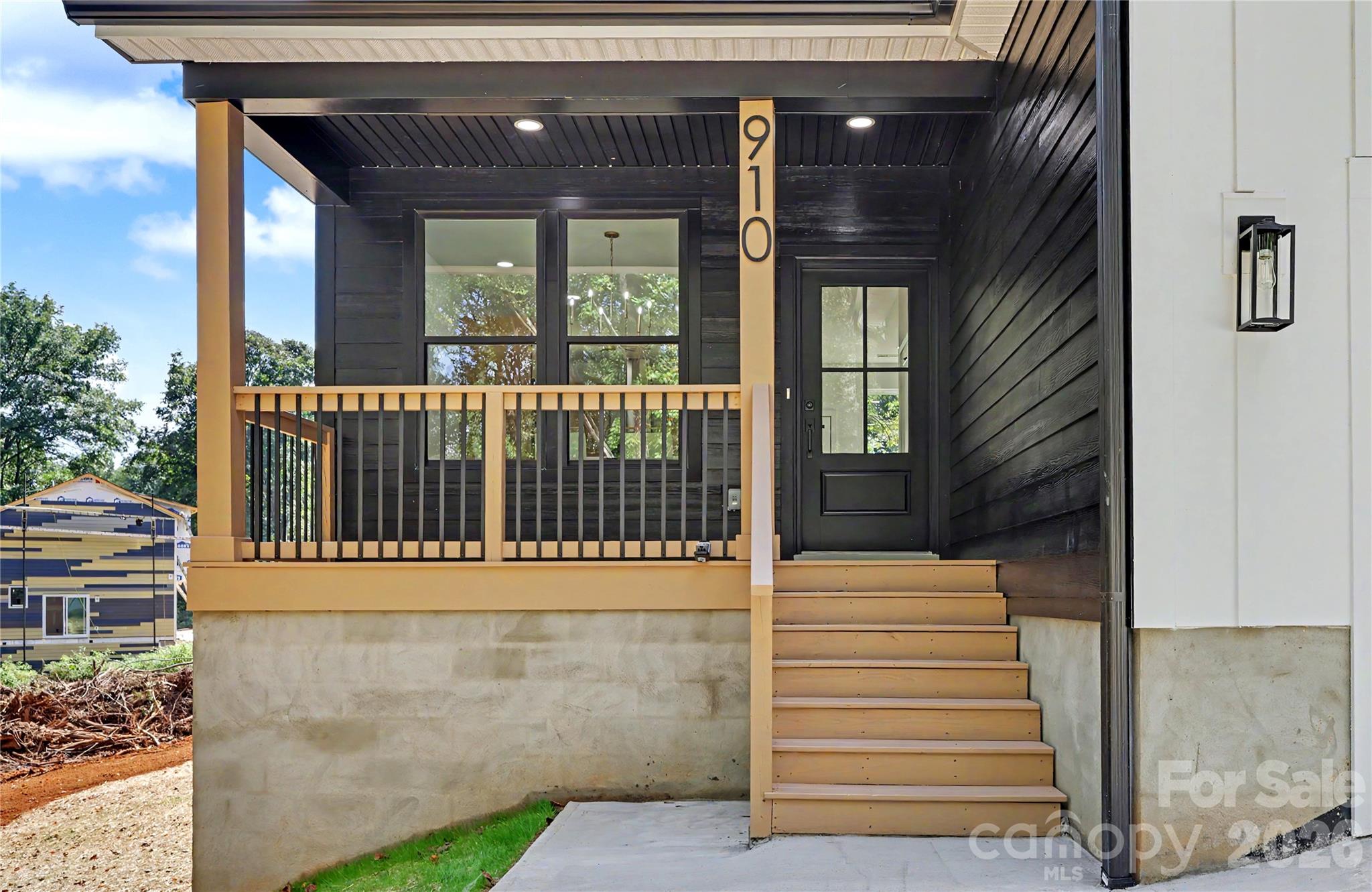 910 Montrose Drive Property Photo 3