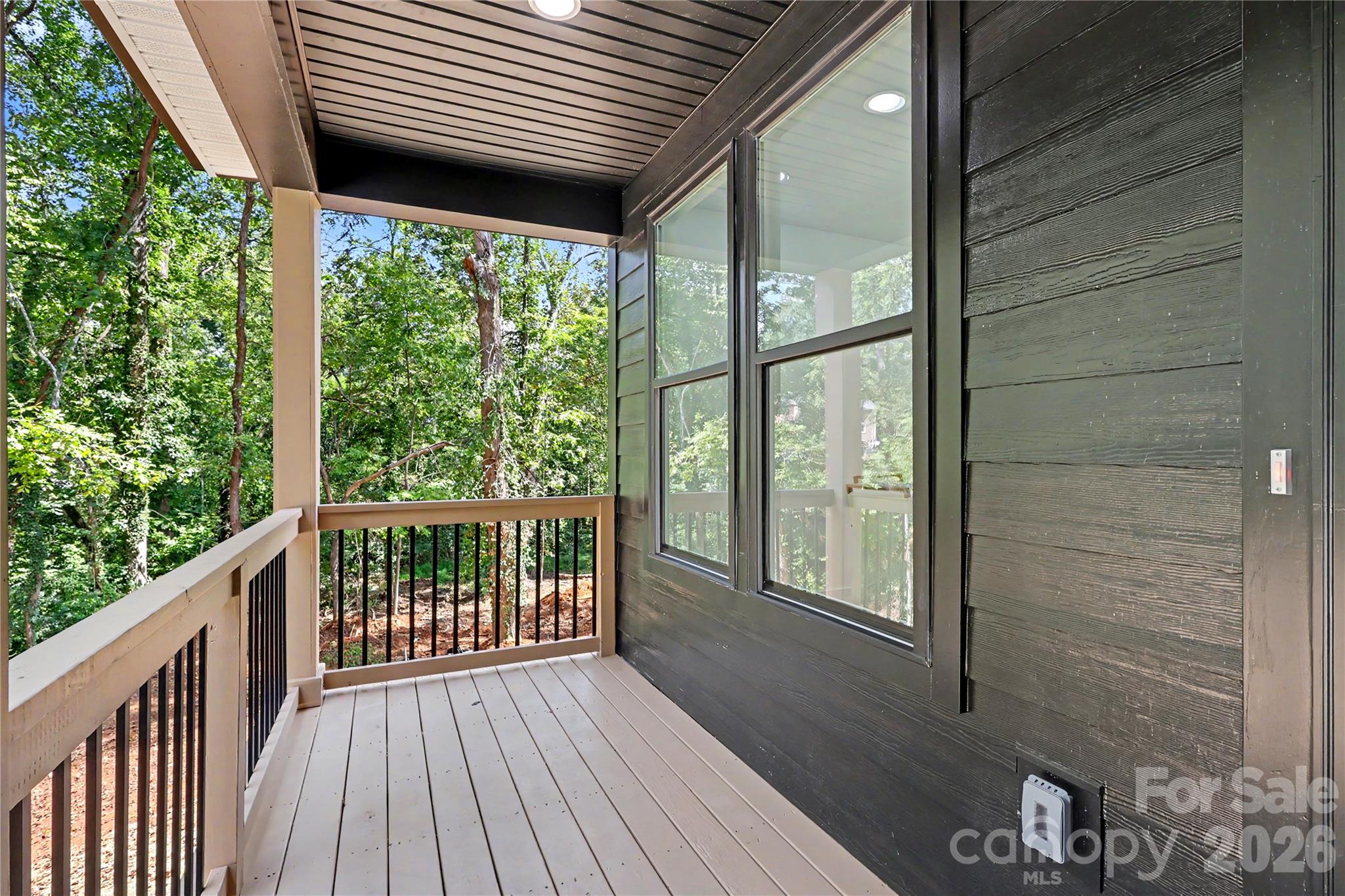 910 Montrose Drive Property Photo 4