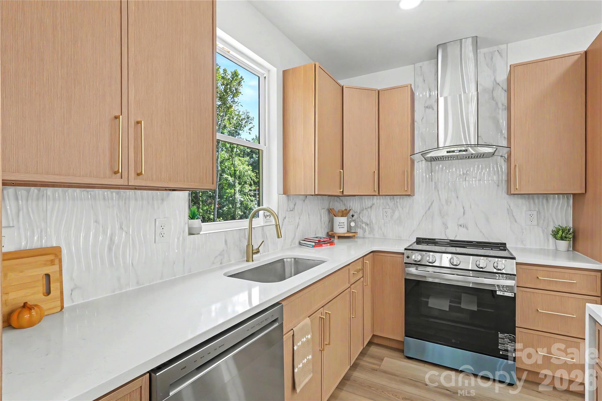 910 Montrose Drive Property Photo 12