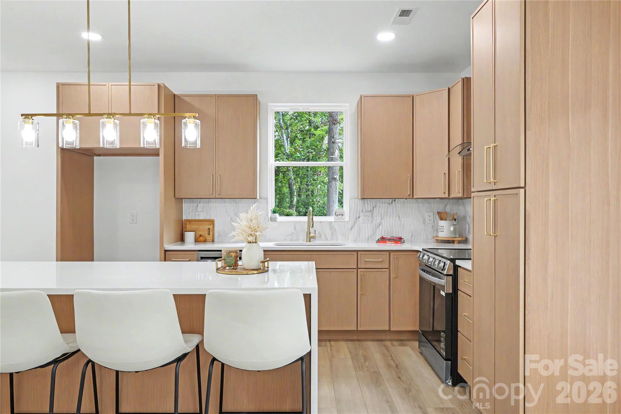 910 Montrose Drive Property Photo 14