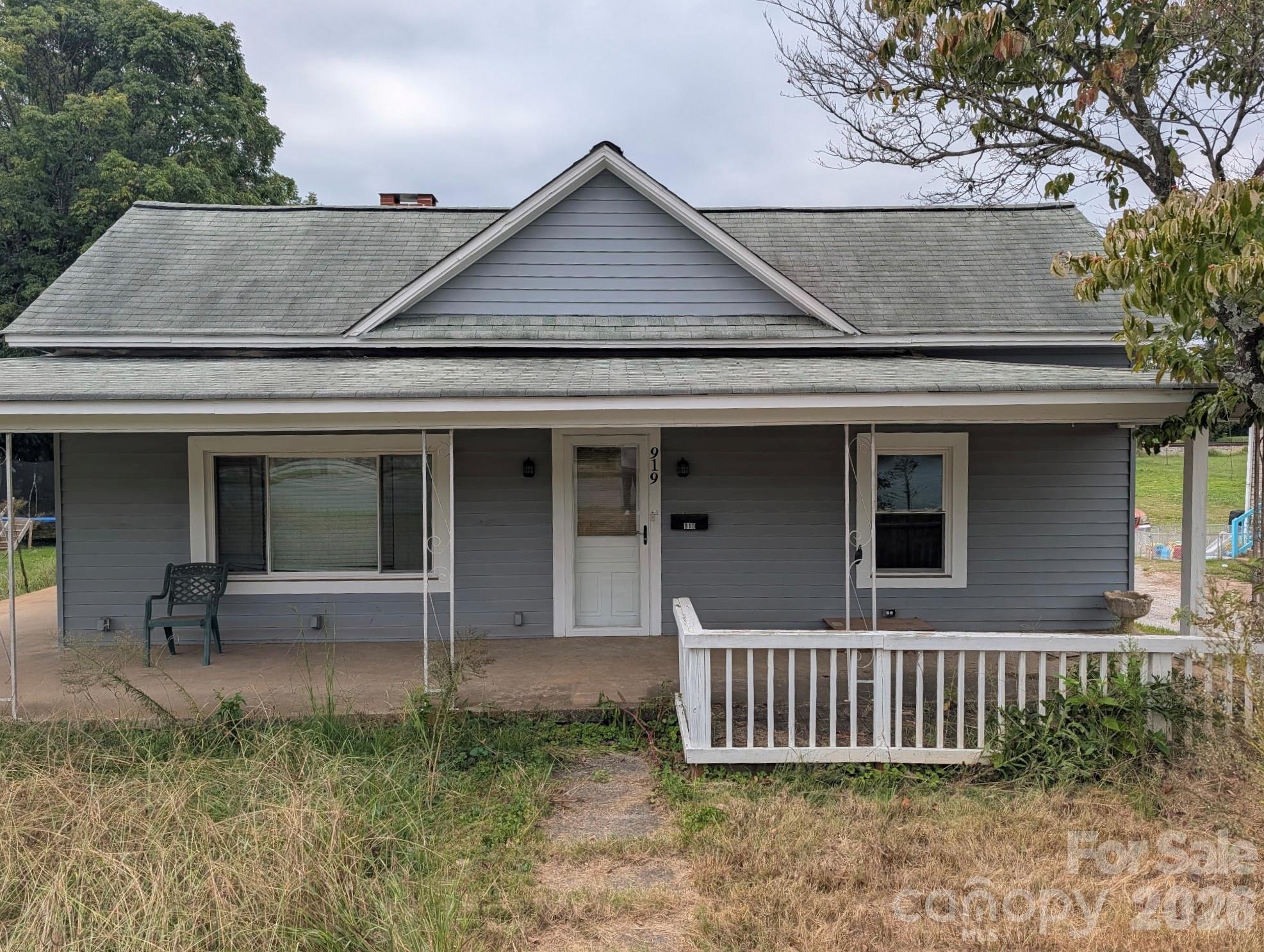 919 W 1st Street Property Photo 1