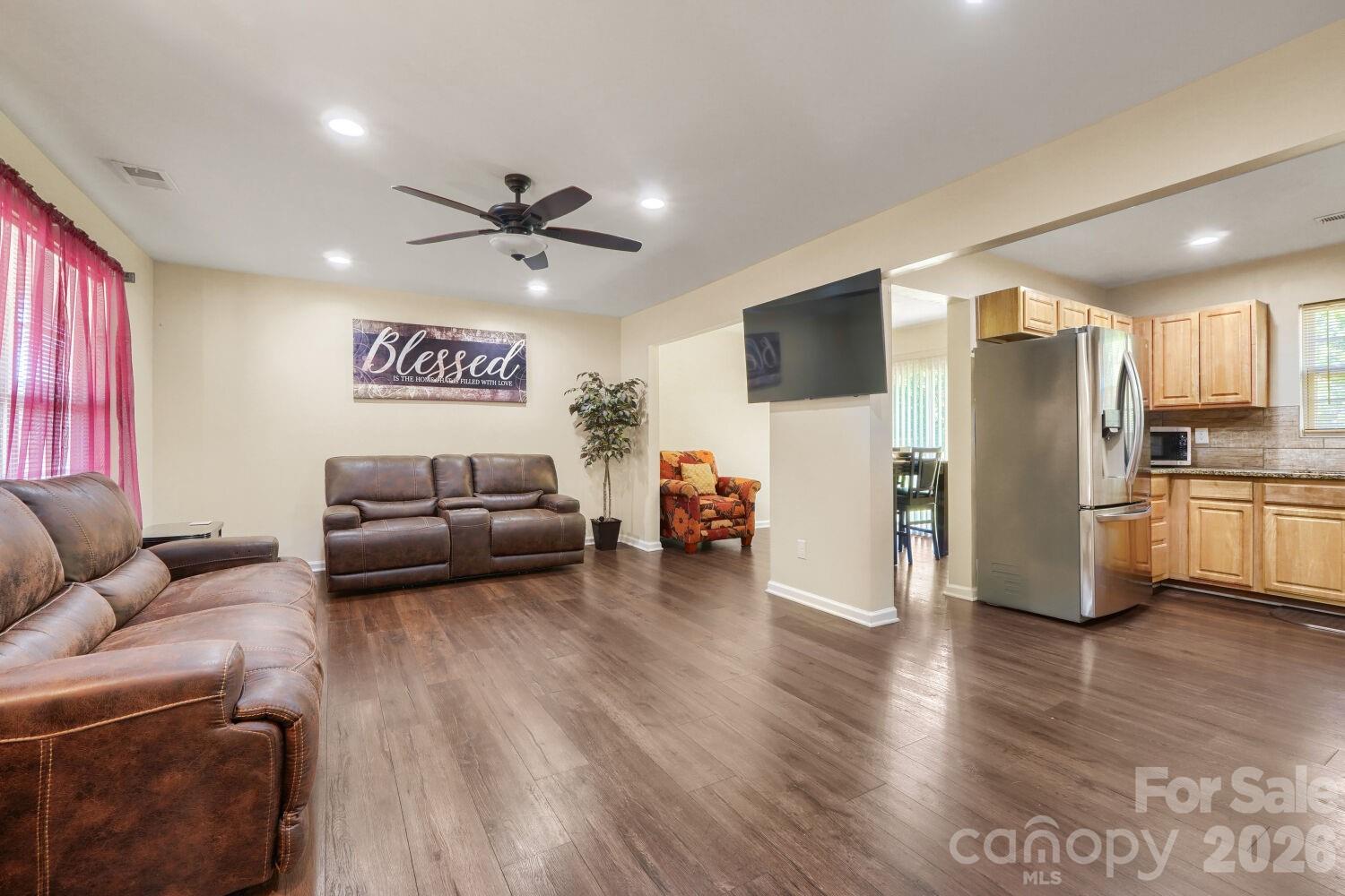 1605 Crandon Drive Property Photo 2