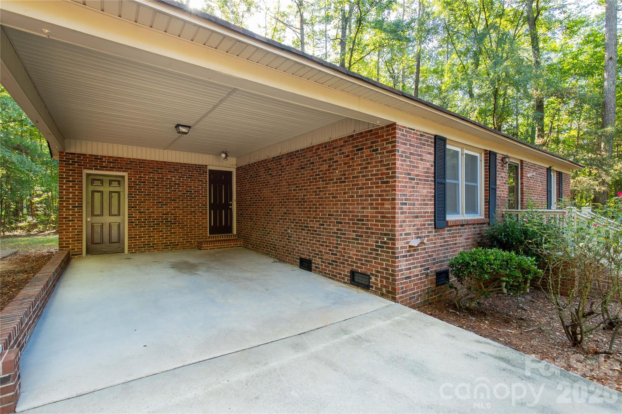 3055 University Drive Property Photo 4
