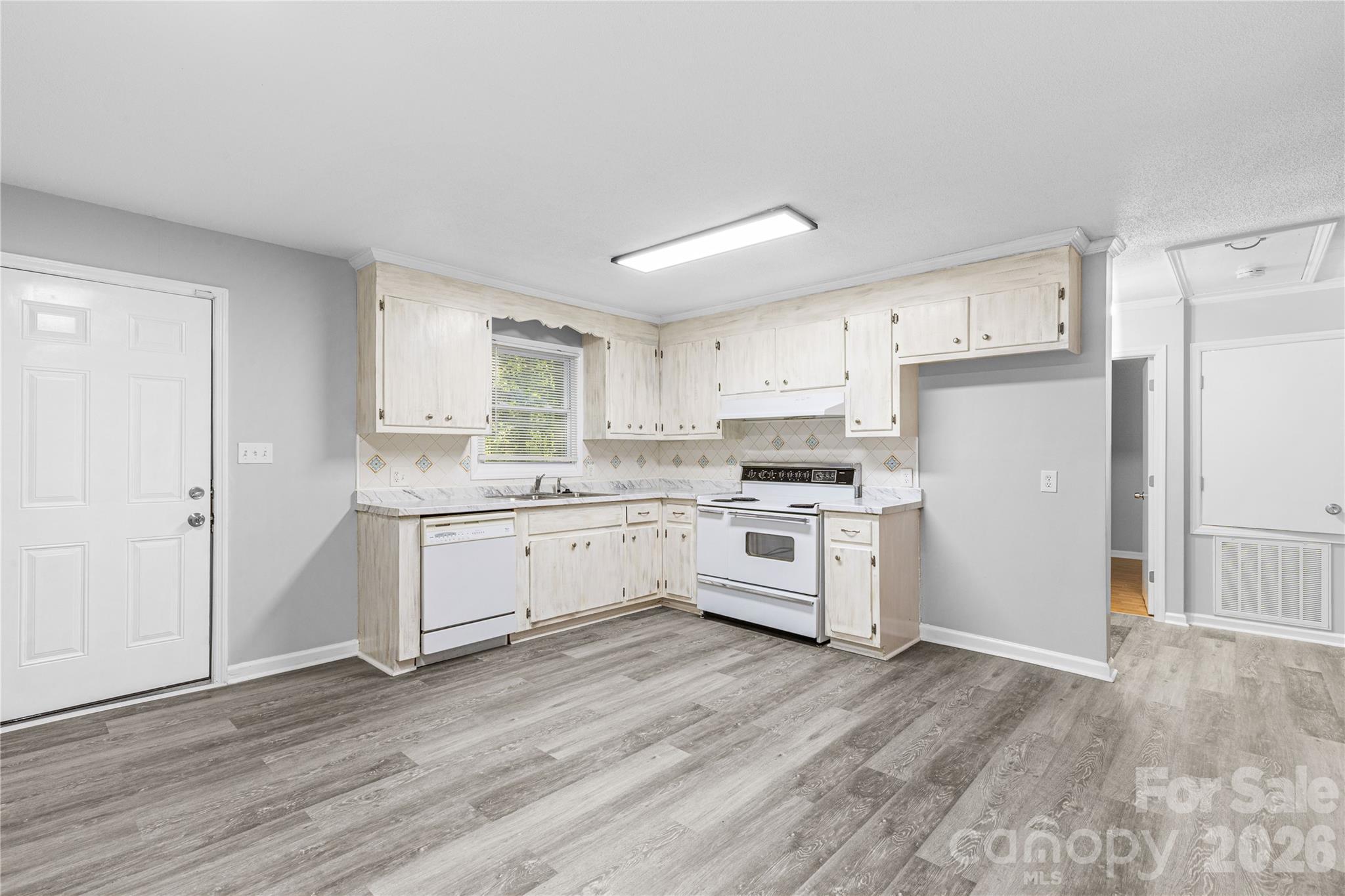 3055 University Drive Property Photo 8