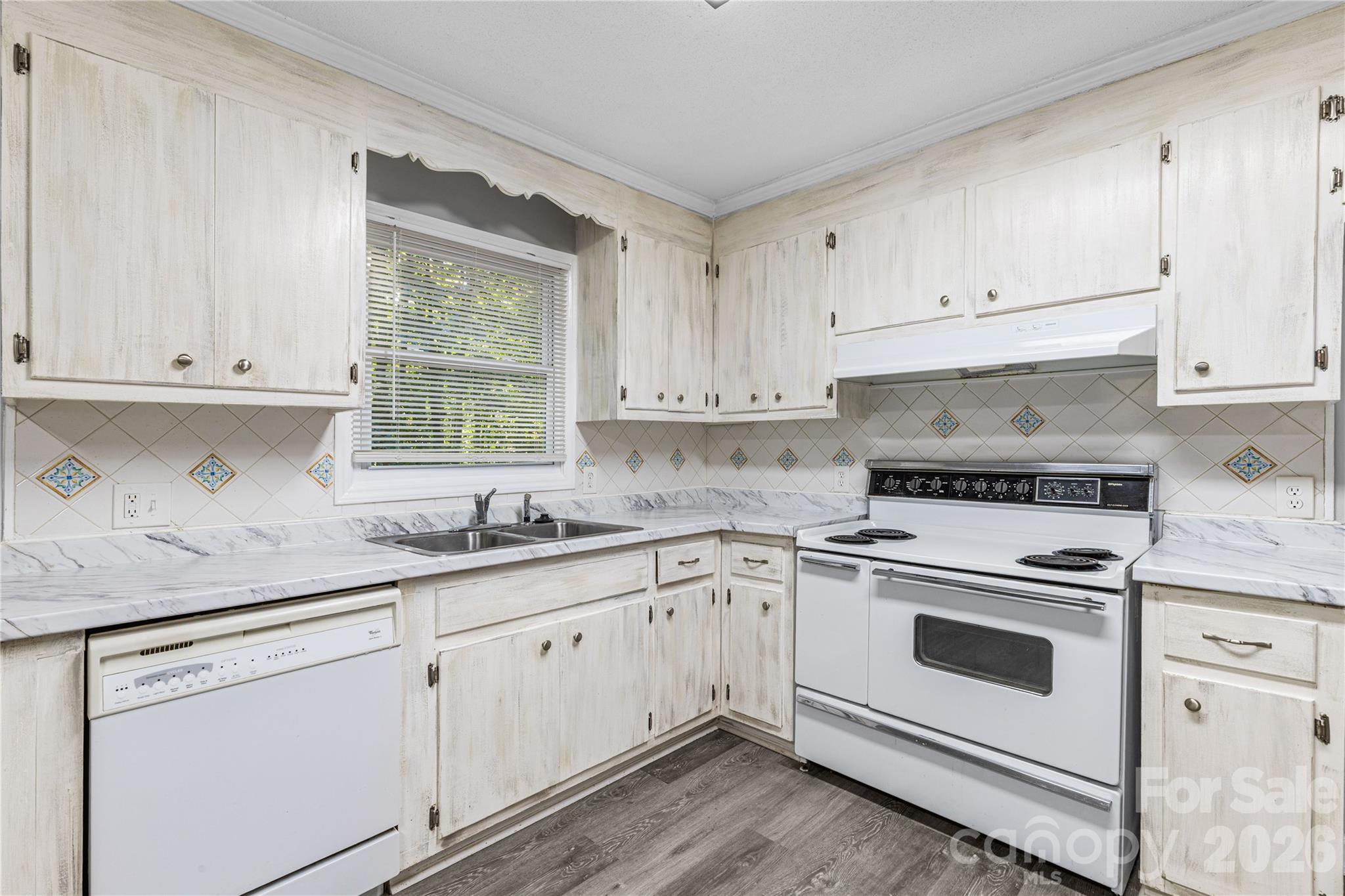 3055 University Drive Property Photo 9