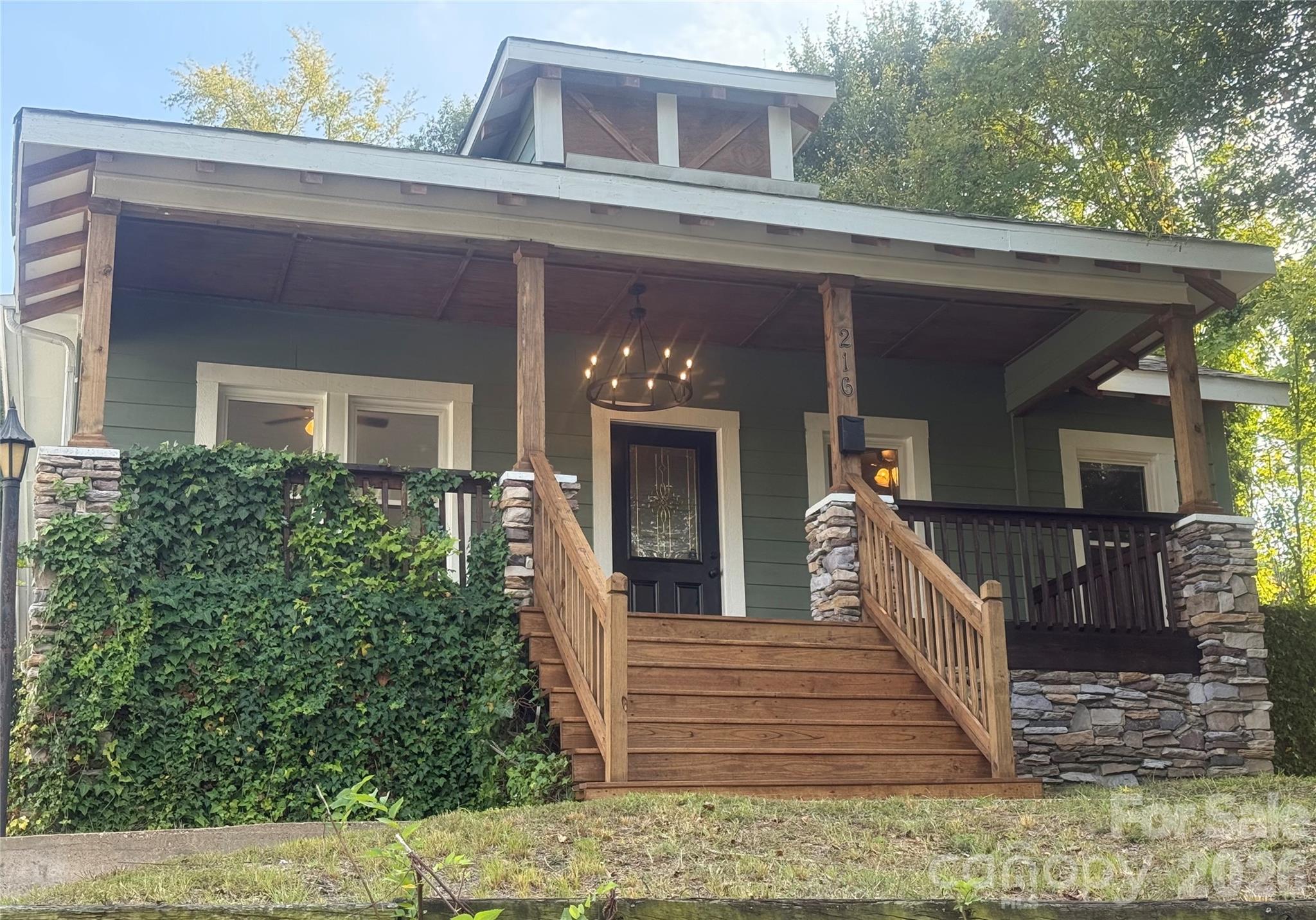 216 E Catawba Avenue Property Photo 1