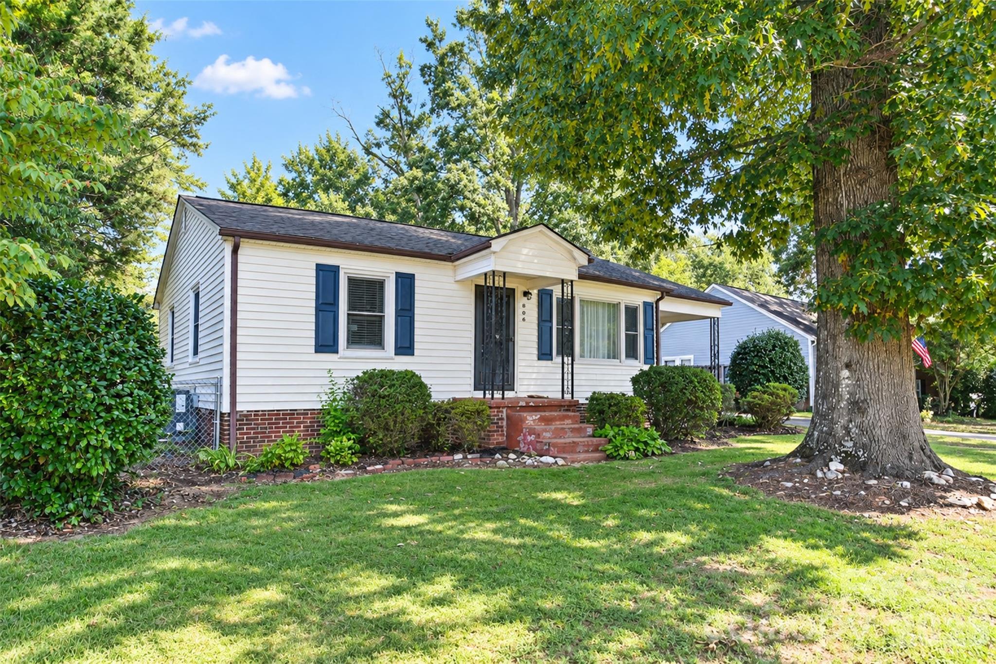 806 Applewood Street Property Photo 1