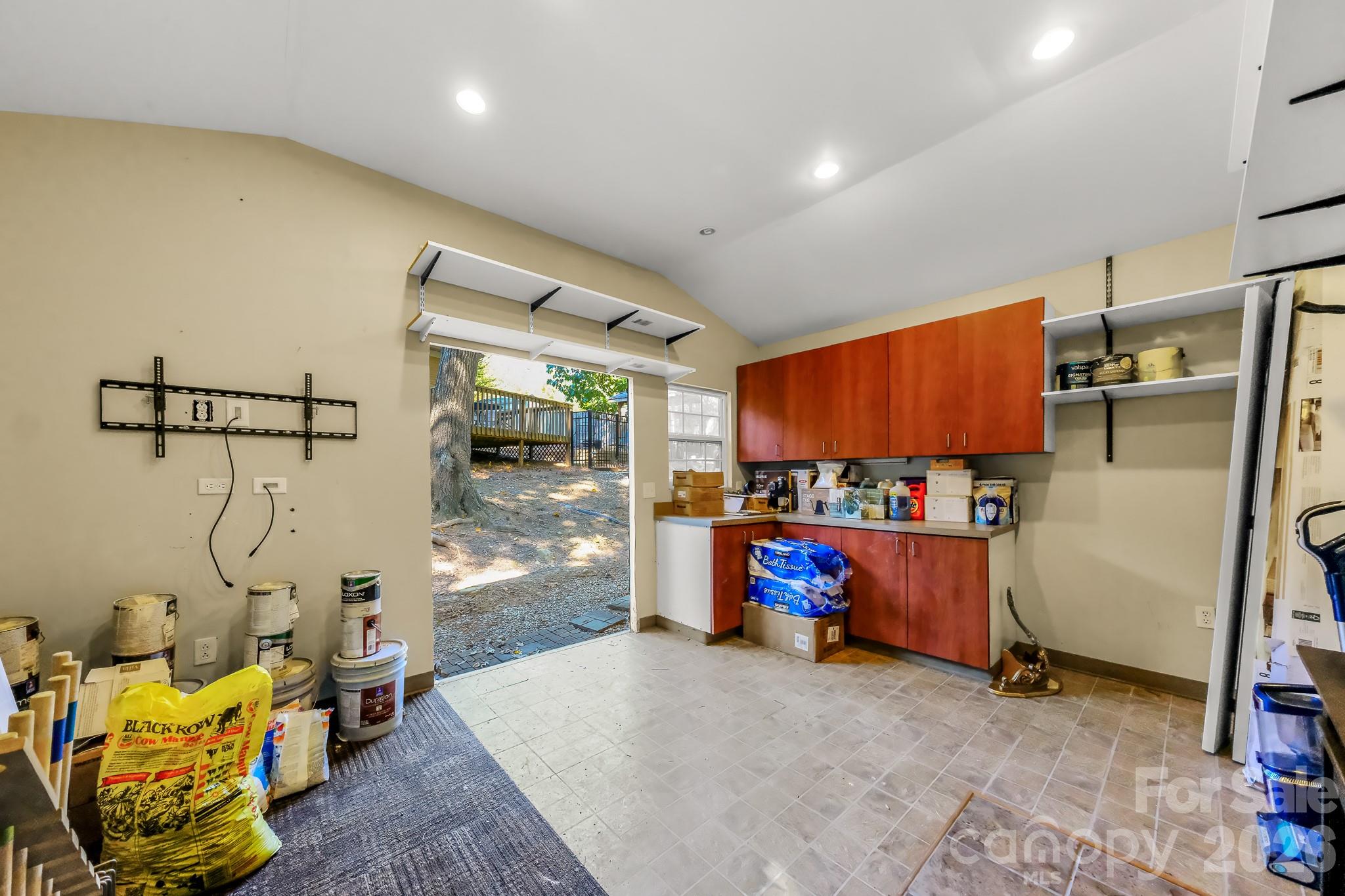 8711 Ellis Road Property Photo 32