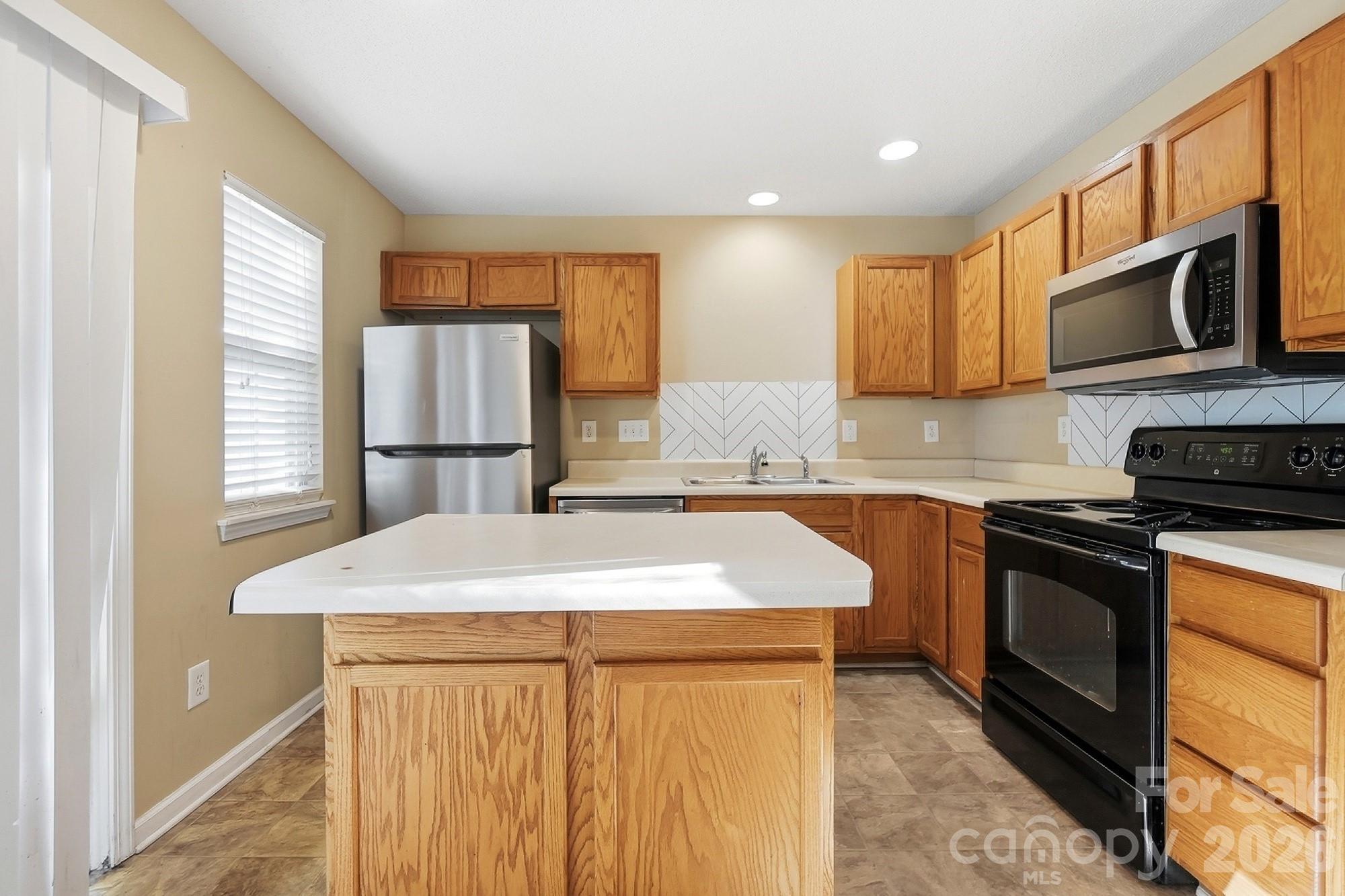 11214 Grass Field Road Property Photo 9