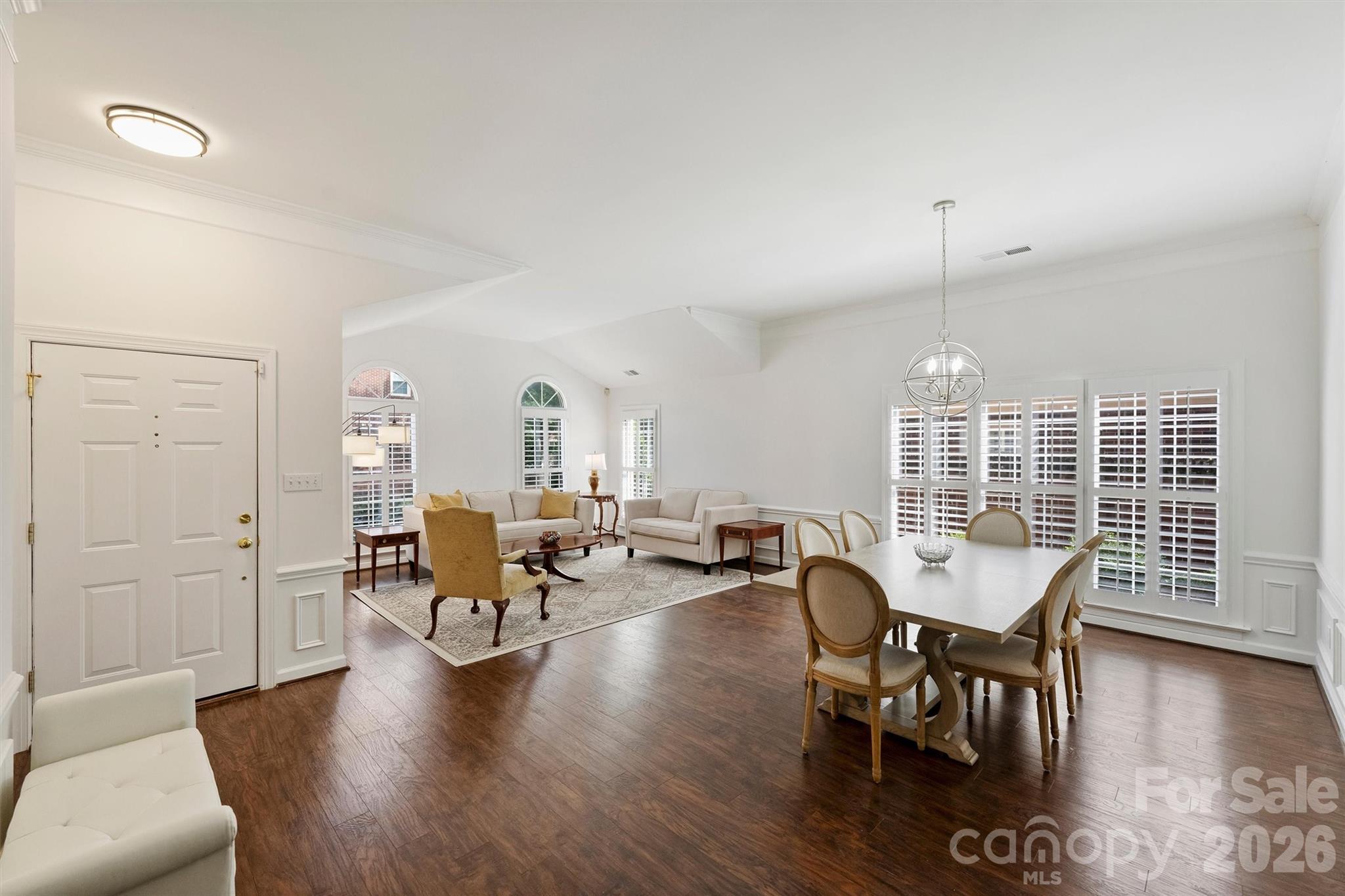 7035 Walton Heath Lane Property Photo 4