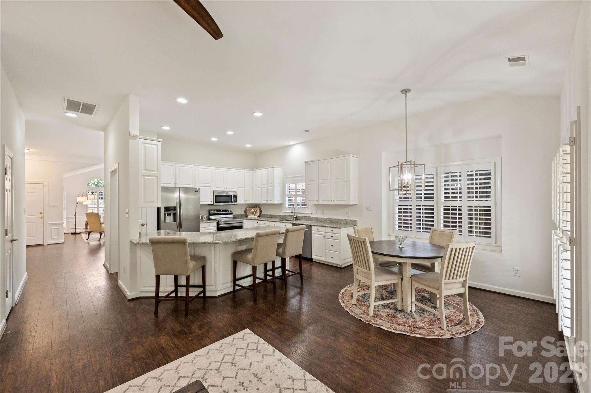 7035 Walton Heath Lane Property Photo 12