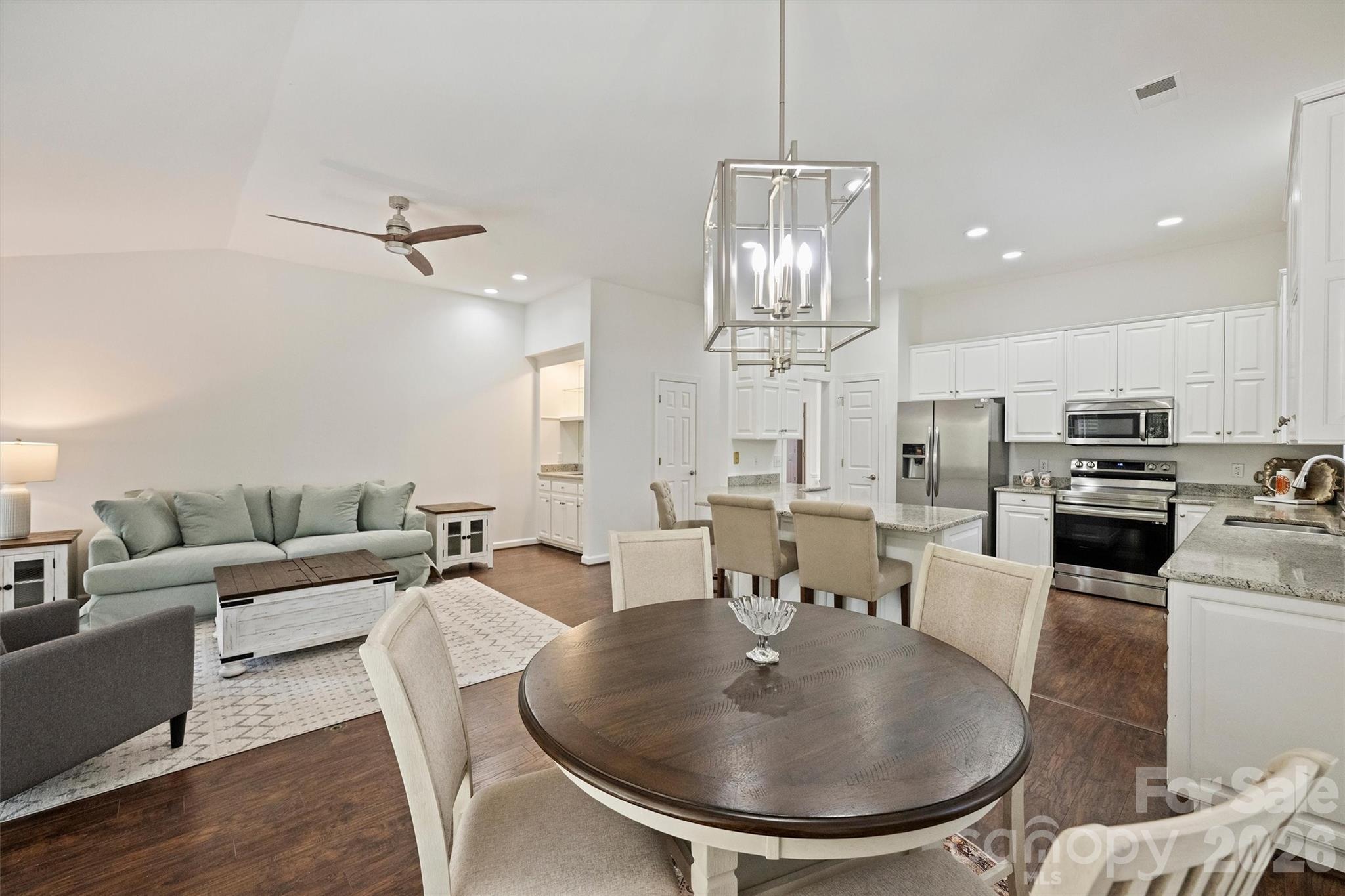 7035 Walton Heath Lane Property Photo 15