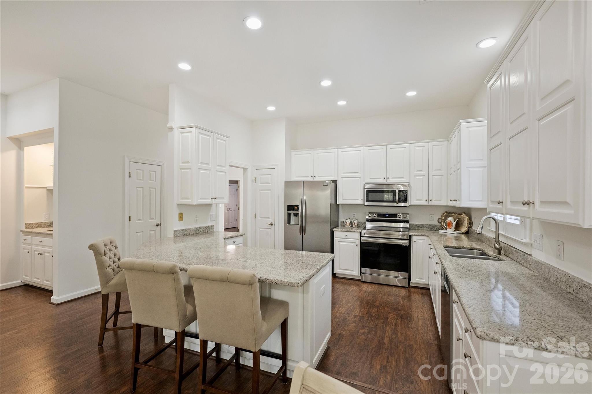 7035 Walton Heath Lane Property Photo 16