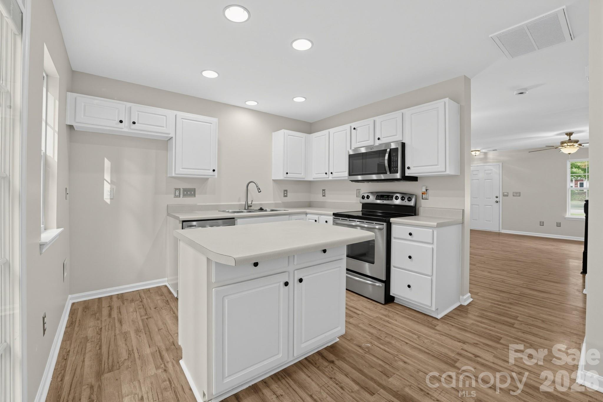 1527 Maypine Commons Way Property Photo 6