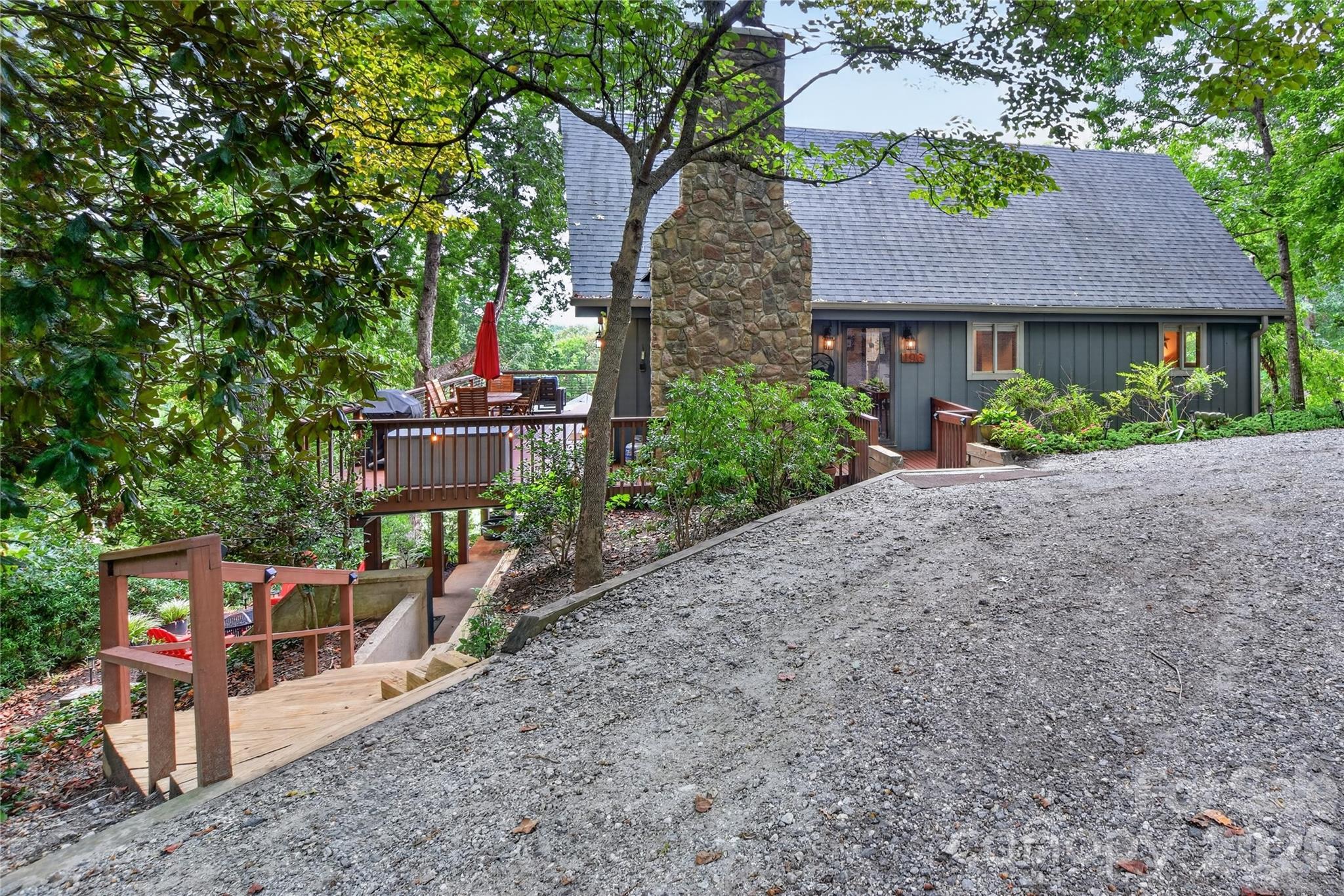 196 Fern Loop Property Photo 3