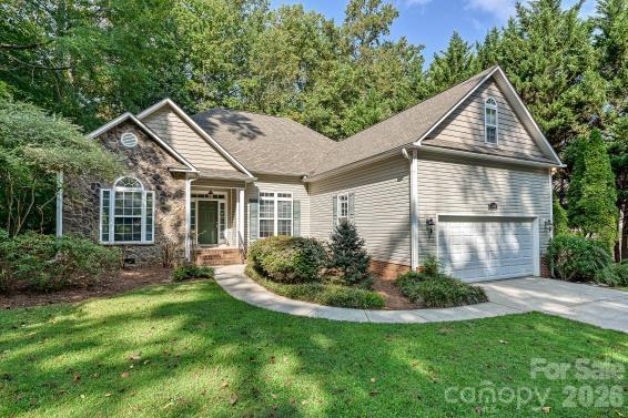 2715 Lakeview Circle Property Photo 1